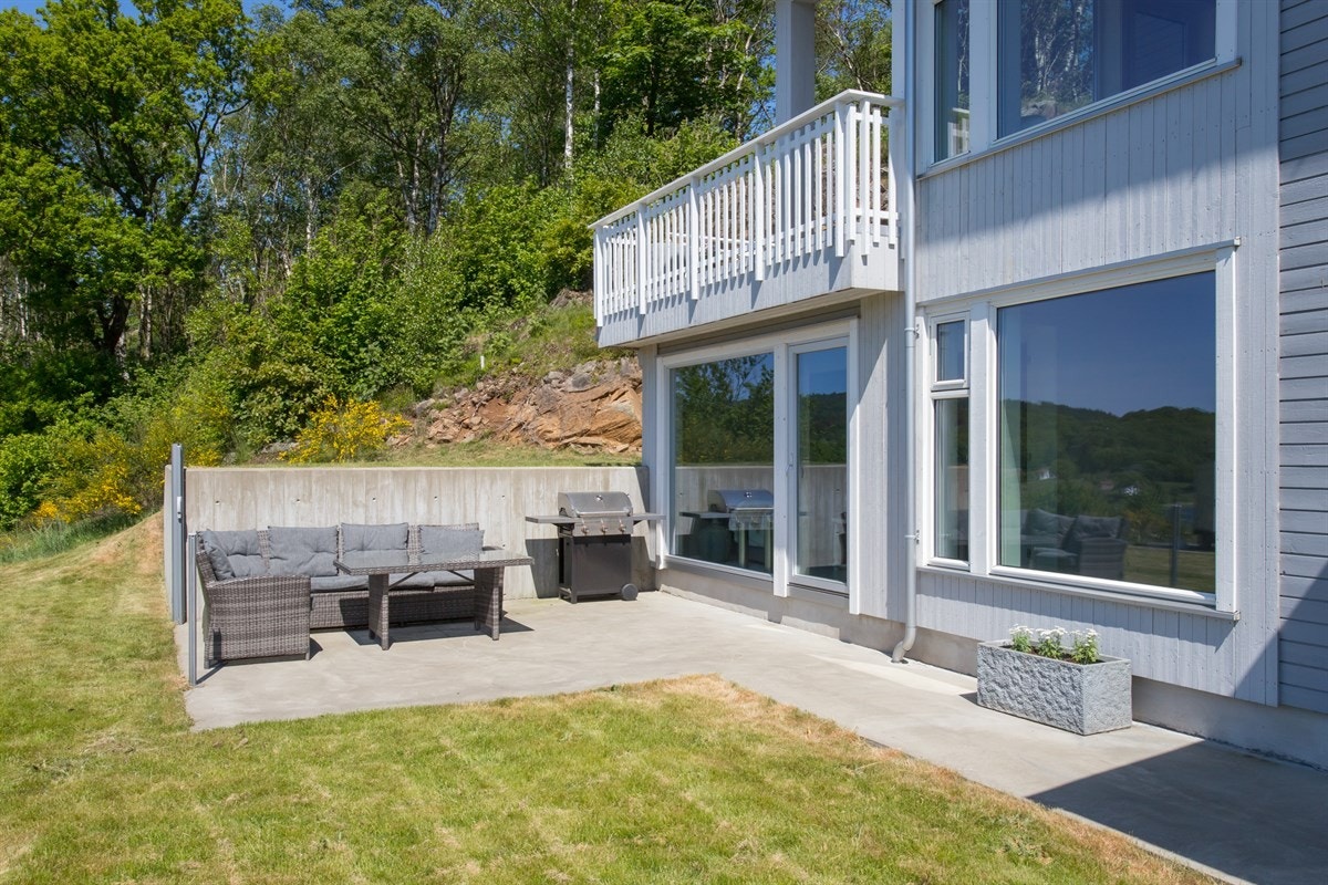 På grunnplanet er det utgang til terrasse fra sommerstuen. Galleribilde