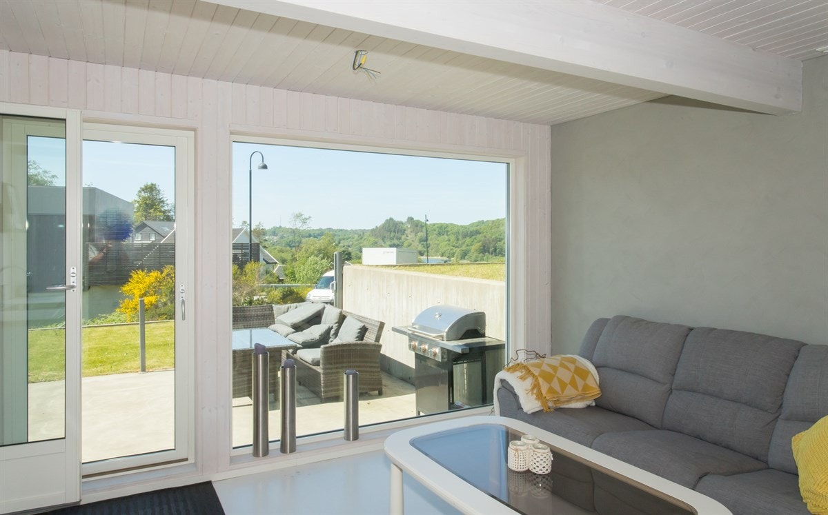 "Sommerstue" på grunnplan med utgang til terrasse. Galleribilde