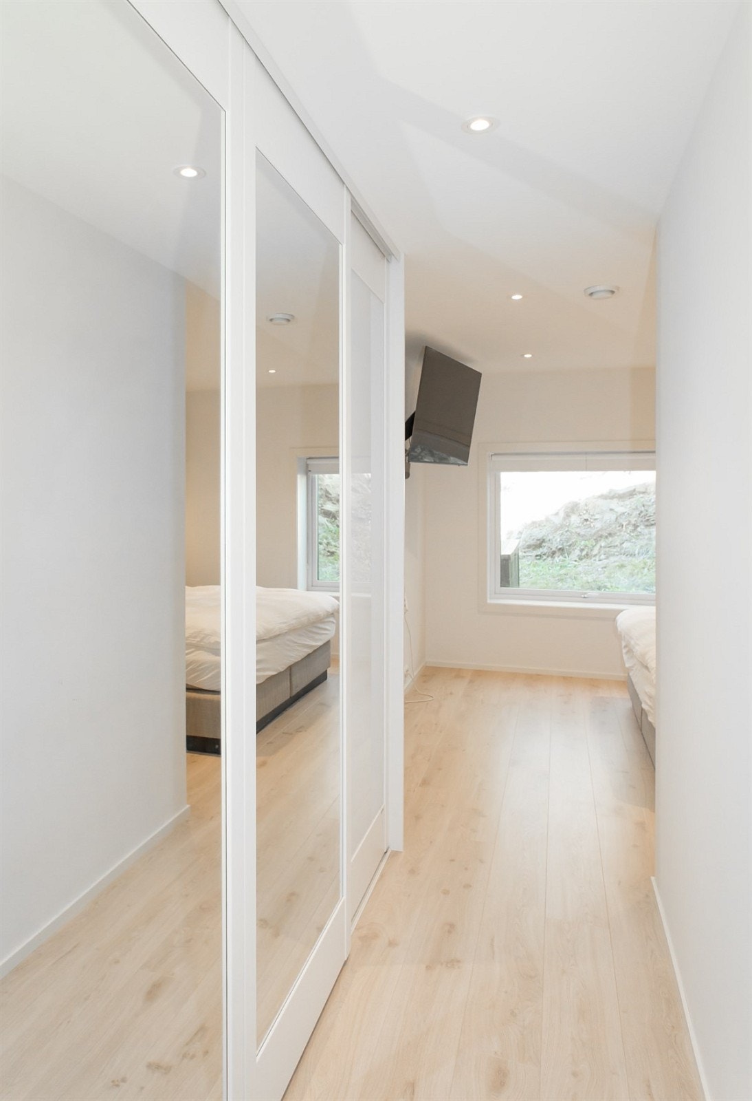 Skyvedørsgarderobe til hovedsoverommet. Galleribilde