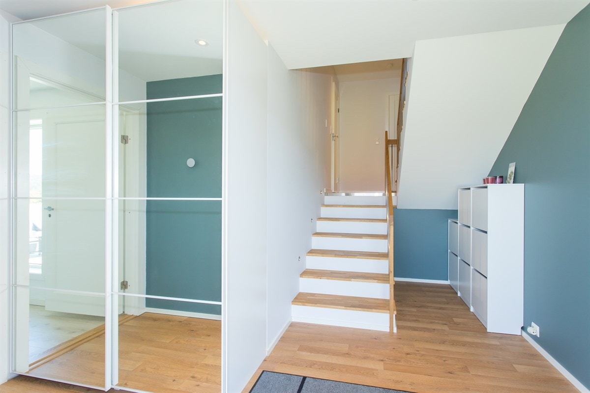 Moderne og pent utformet inngangsparti. Galleribilde