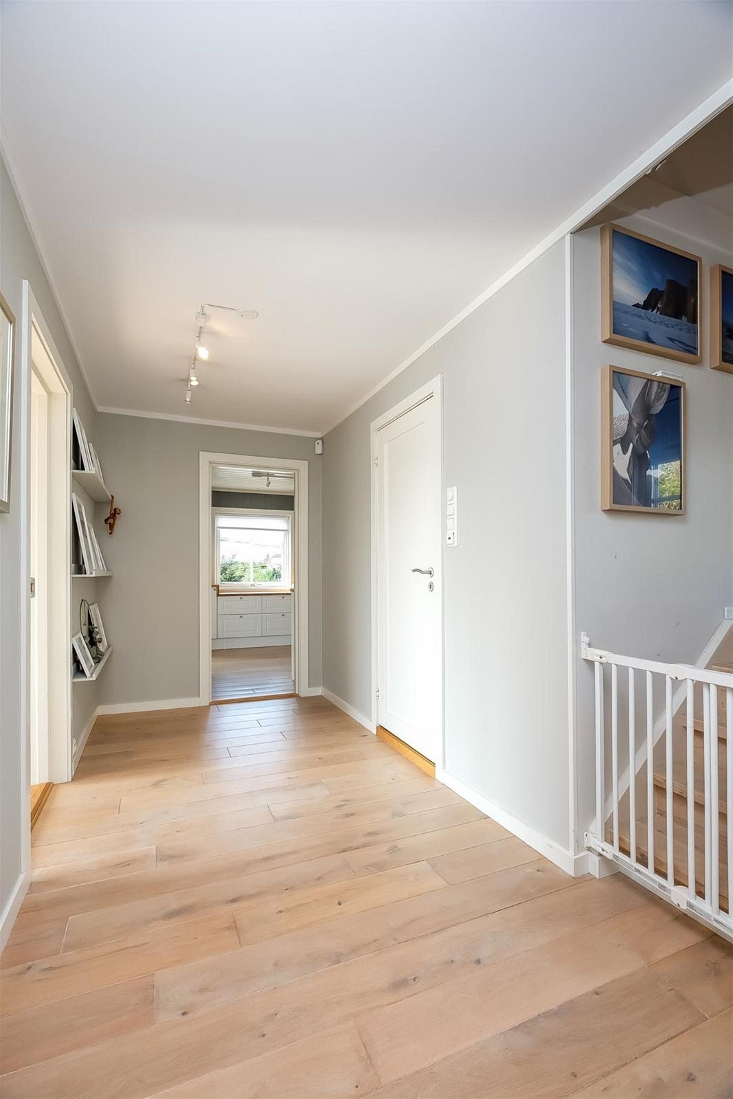 Gangen i 1.etg med inngang til kjøkken, stue og trappegang til loft og kjeller. Galleribilde