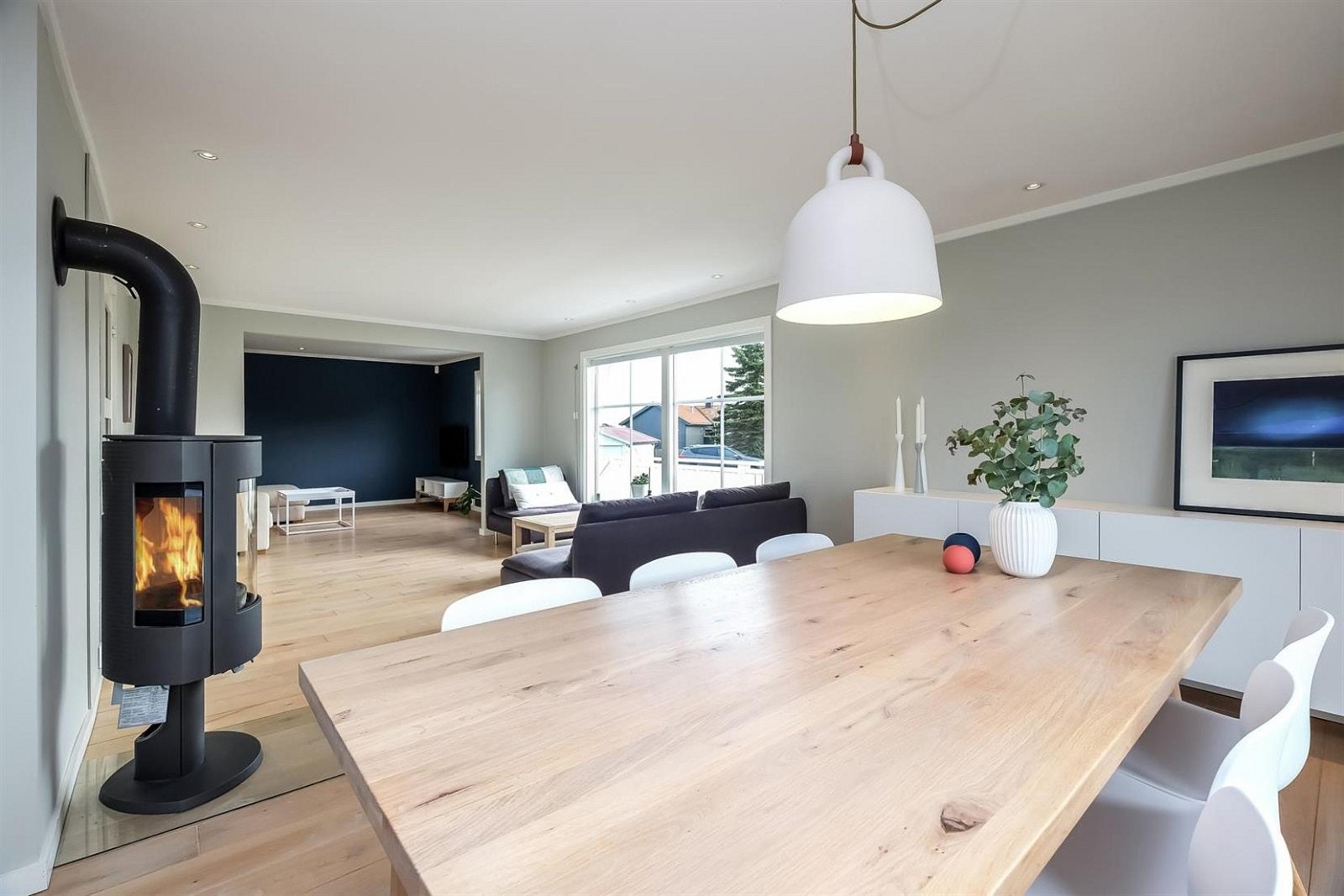 Stor og romslig stue med plass til spisebord. Galleribilde