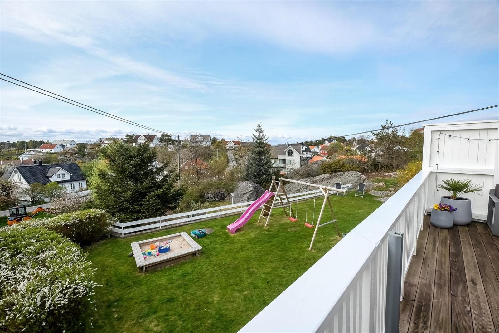 Stor solrik tomt med plass til det meste. Galleribilde
