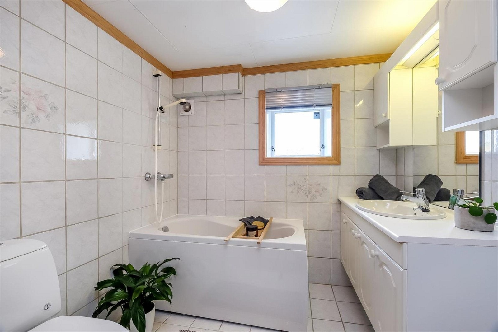 Bad/Wc kjeller med varmekabler her også. Dusjvegger ble byttet ut med et moderne badekar. Galleribilde