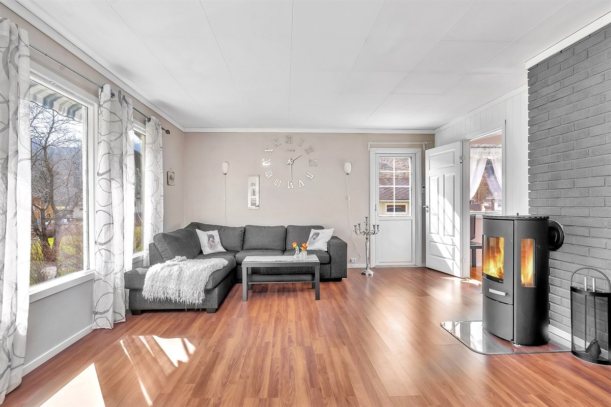 Romslig stue med inngang til soverom til høyre i bildet Galleribilde