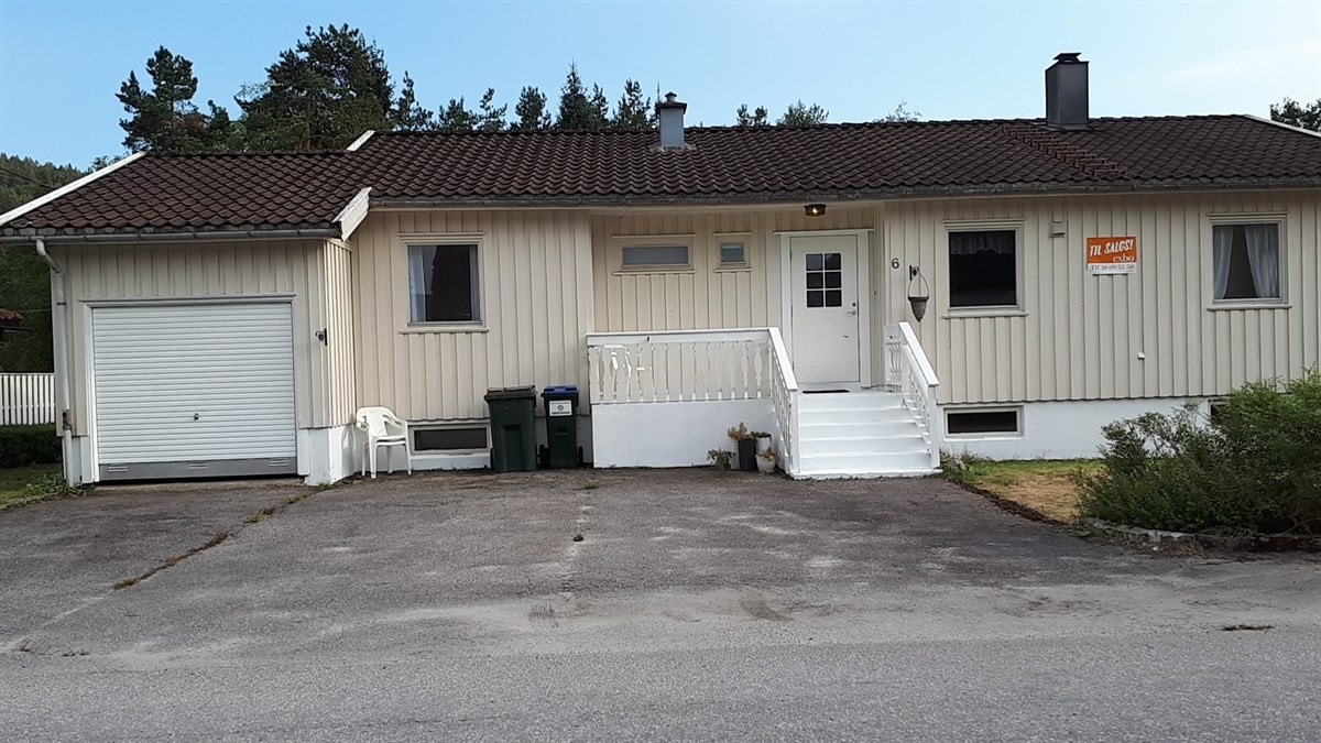 Asfaltert innkjørsel, fra garasjen er det direkte inngang til boligen Galleribilde