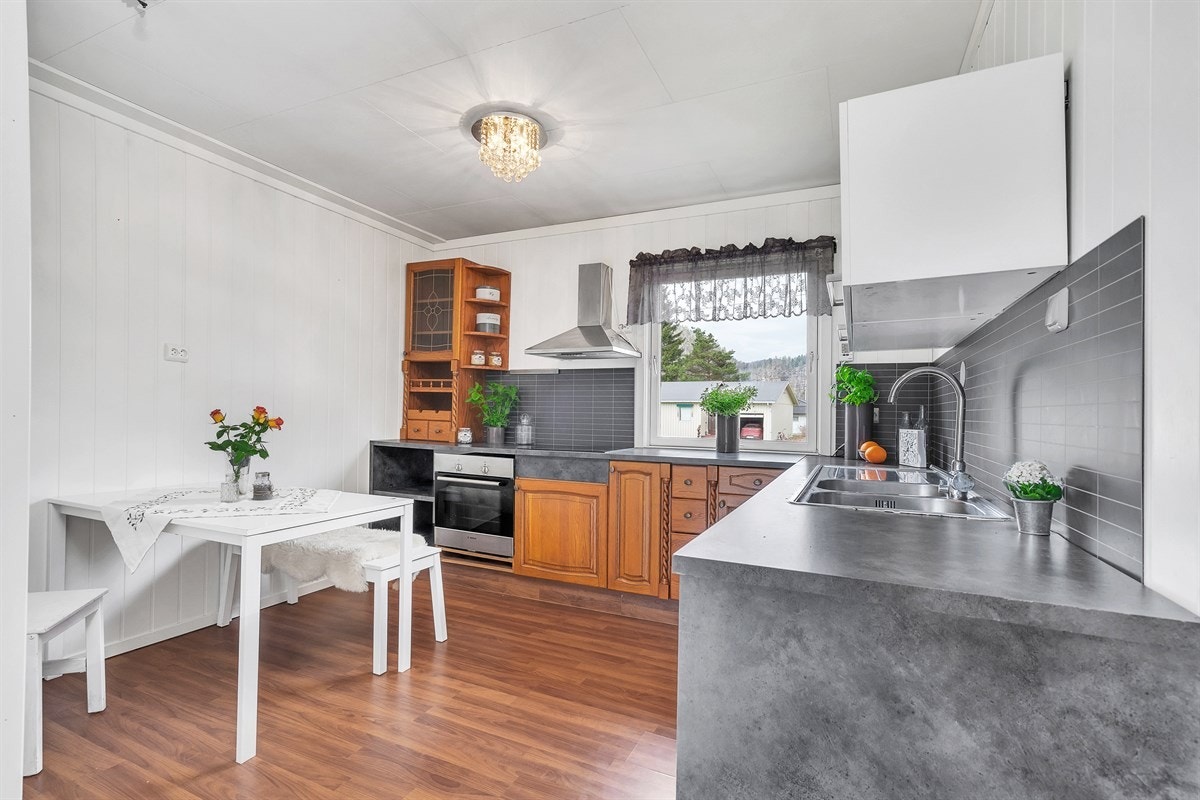 Kjøkken med plass til spisebord Galleribilde