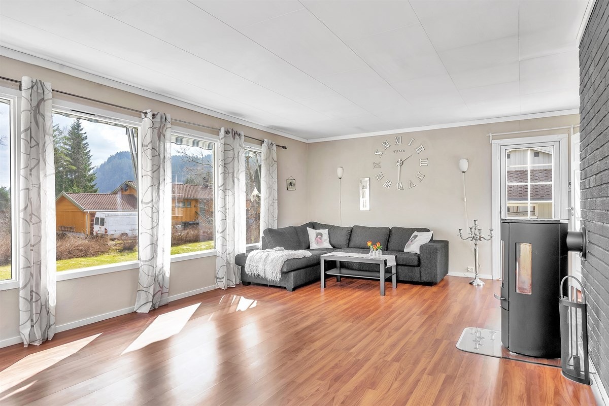 Stuen har flere store vindusflater... Galleribilde