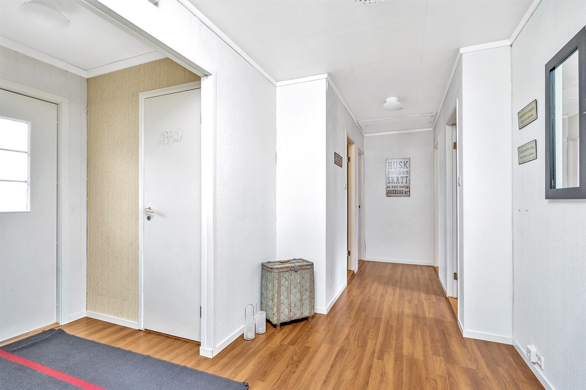 I gangen rett frem er det bad og soverom på venstre side, på høyre side er det to soverom Galleribilde