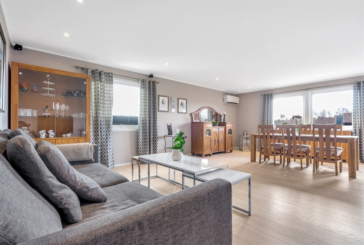 Stuen har god plass til sofahjørne... Galleribilde