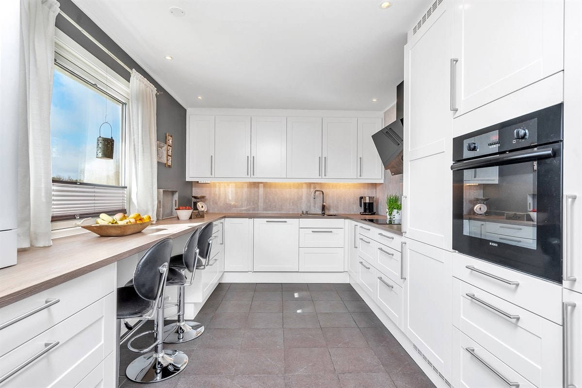 Lekkert Sigdal-kjøkken med integrerte hvitevarer Galleribilde