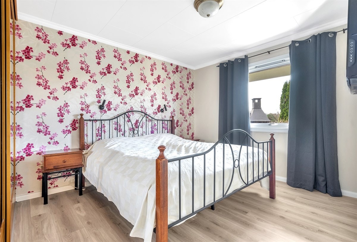 Soverom 2, med egen skyvedørsgarderobe Galleribilde