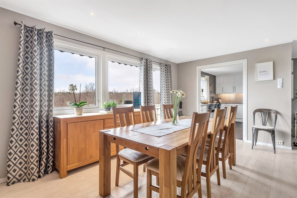 Store vinduer slipper inn mye naturlig lys inn i rommet Galleribilde