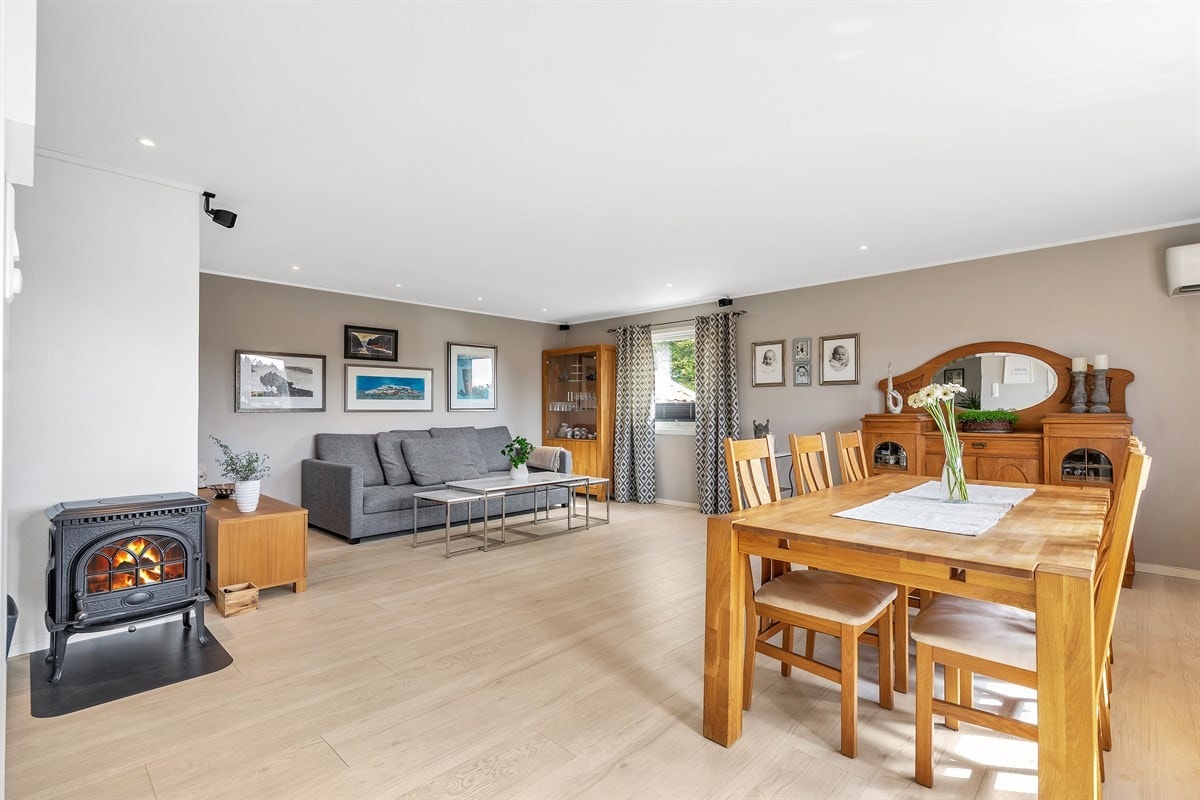 Det er vedovn og varmepumpe i stuen Galleribilde