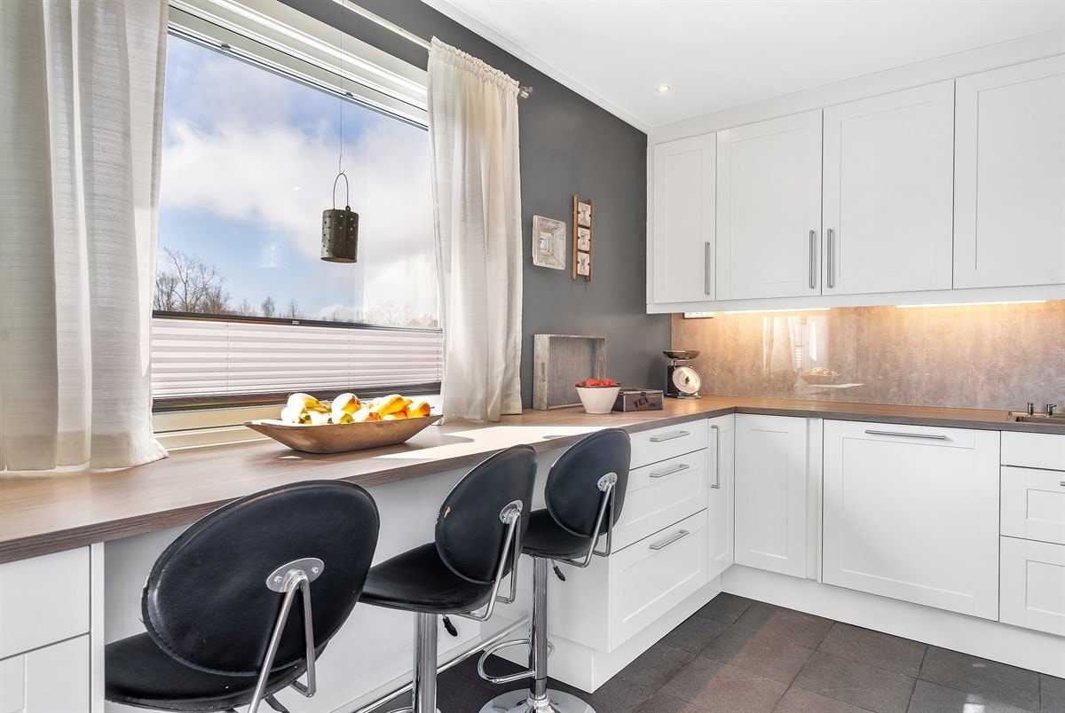 Kjøkkenet byr på god skap- og benkeplass Galleribilde