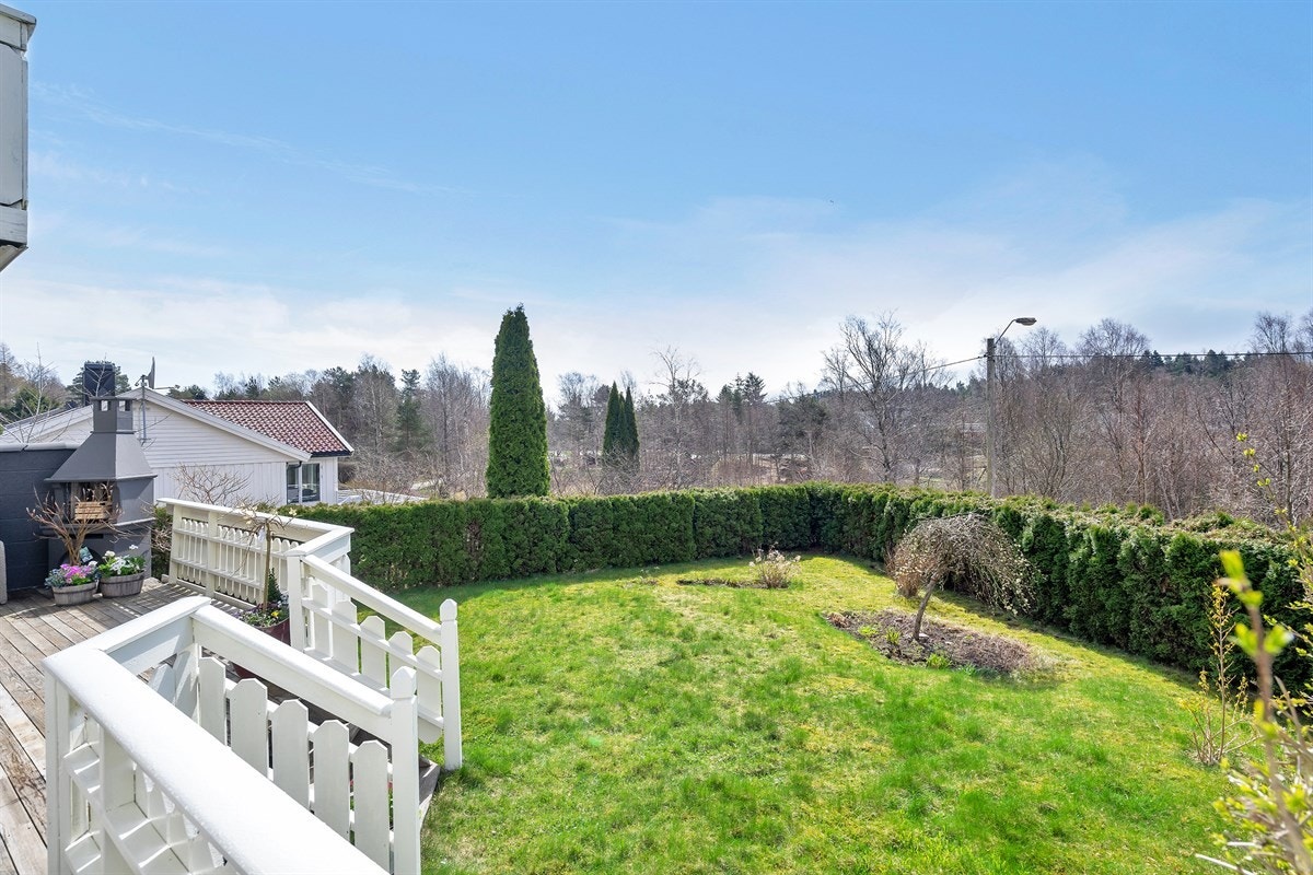 Boligen har en pent opparbeidet hage Galleribilde