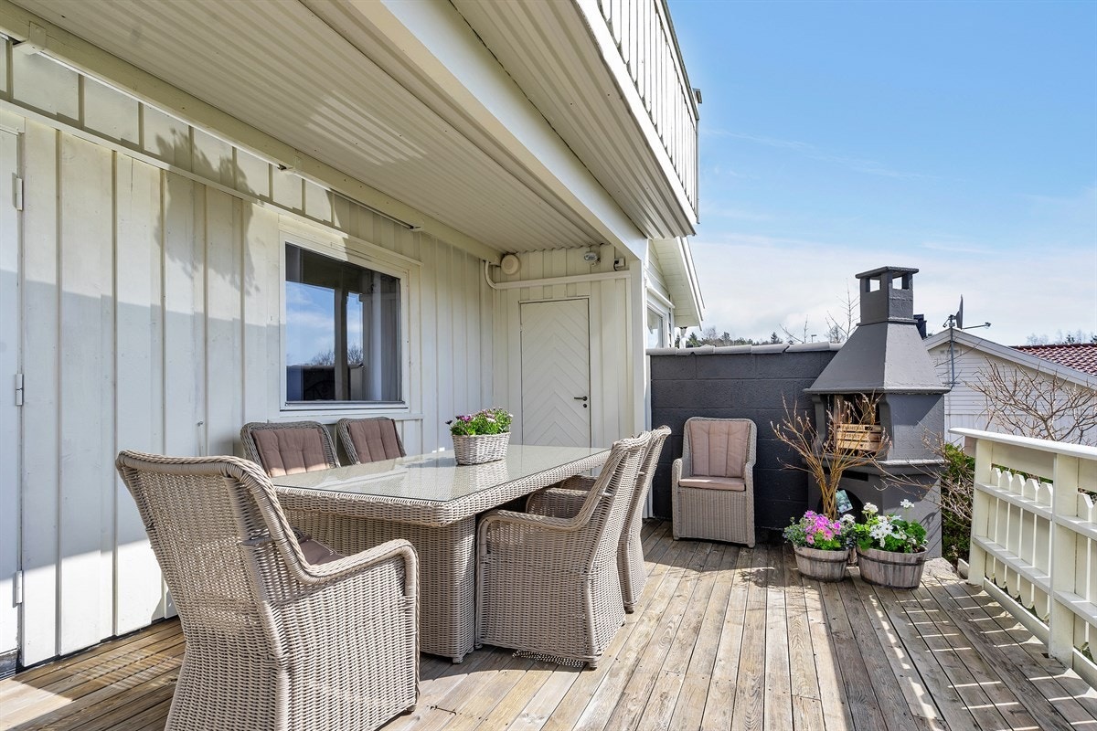 Fra garderoberommet er det utgang til den hyggelige terrassen Galleribilde