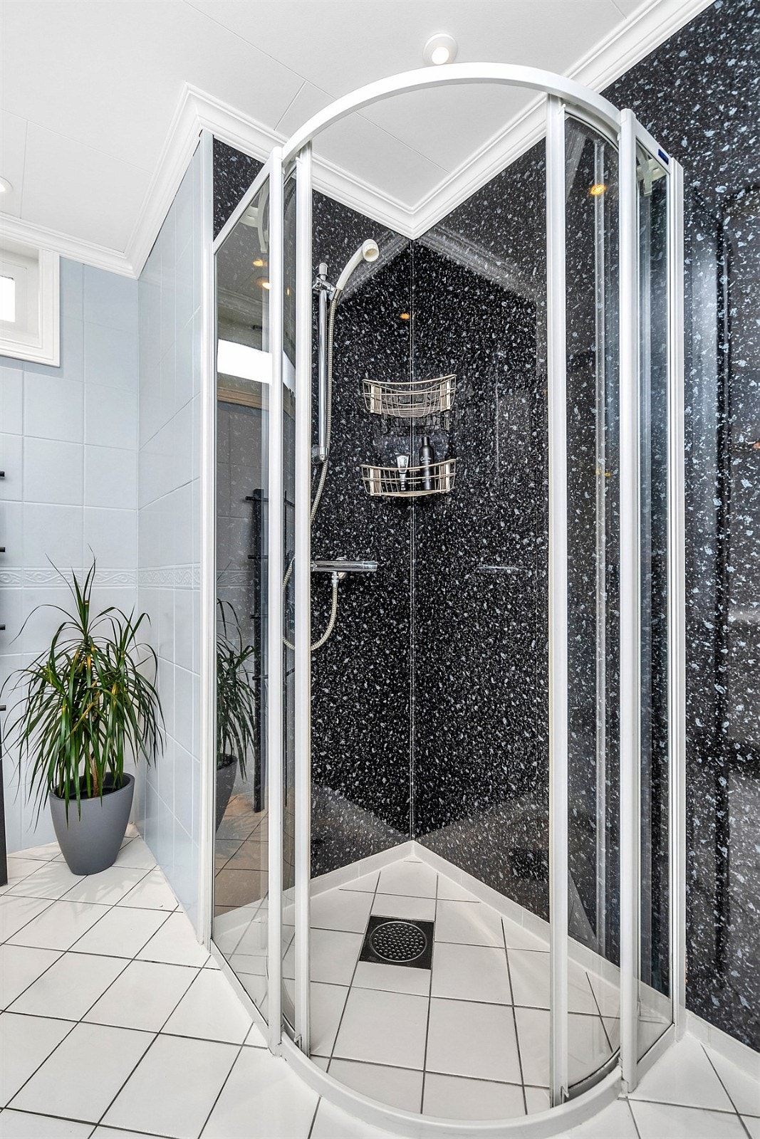 Badet har dusjhjørne... Galleribilde