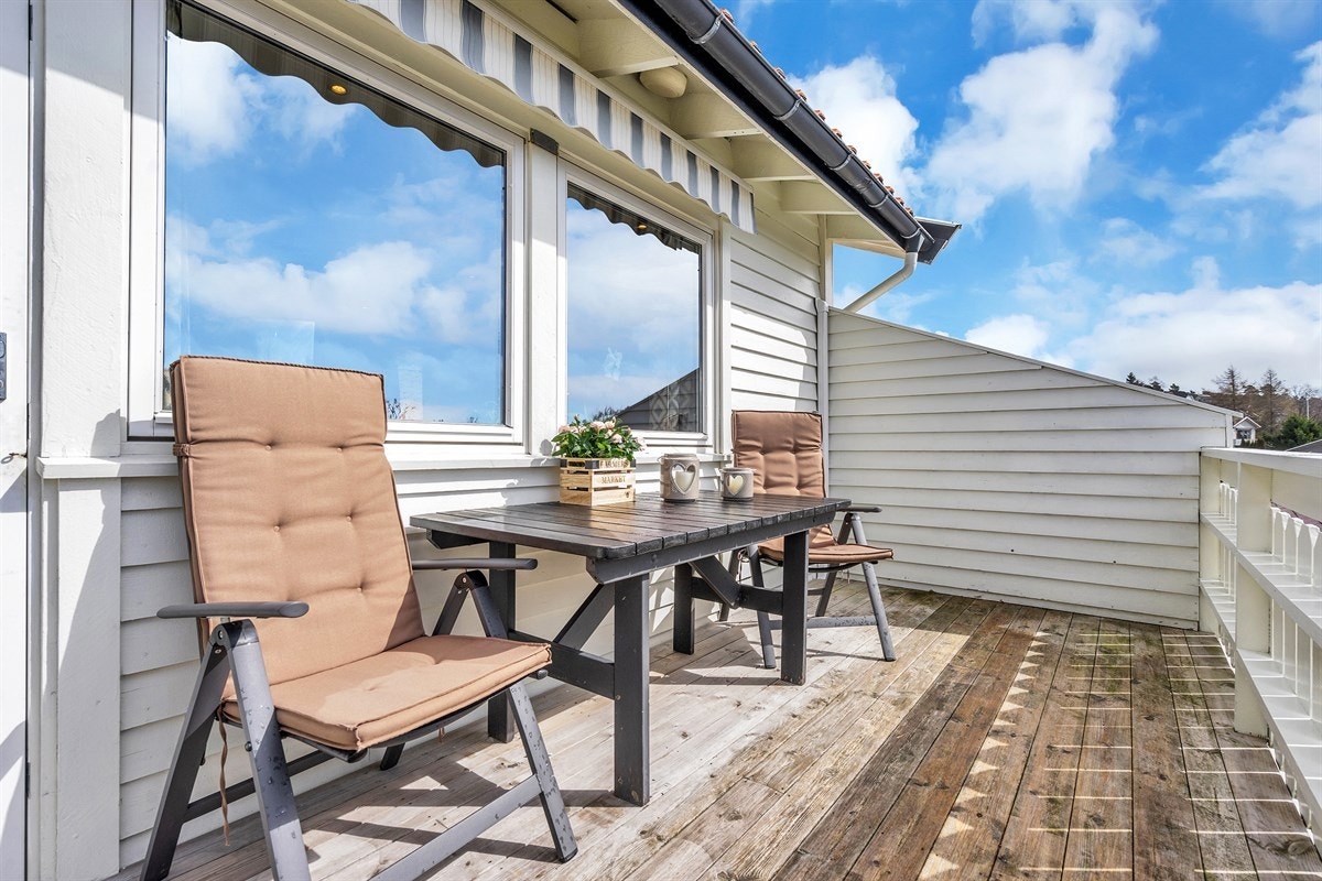 Fra stuen er det utgang til en trivelig og solrik veranda Galleribilde