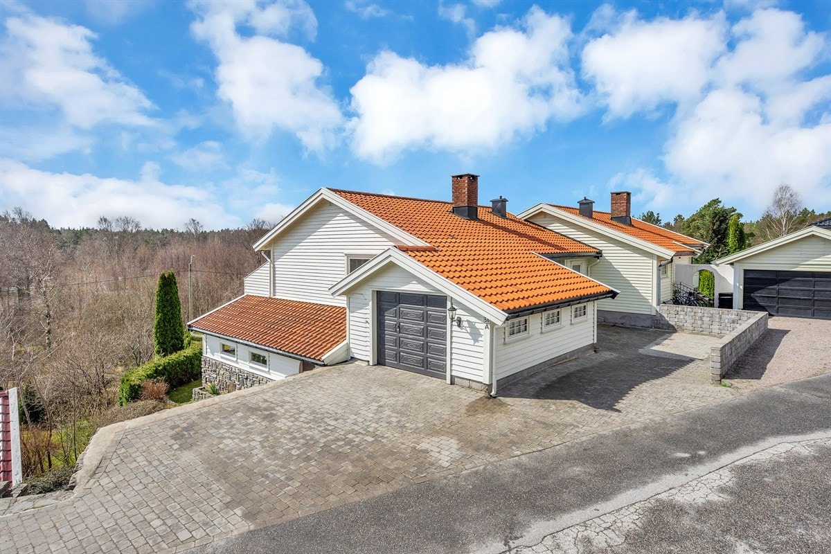 Boligen har en stor steinlagt gårdsplass med plass til flere biler Galleribilde