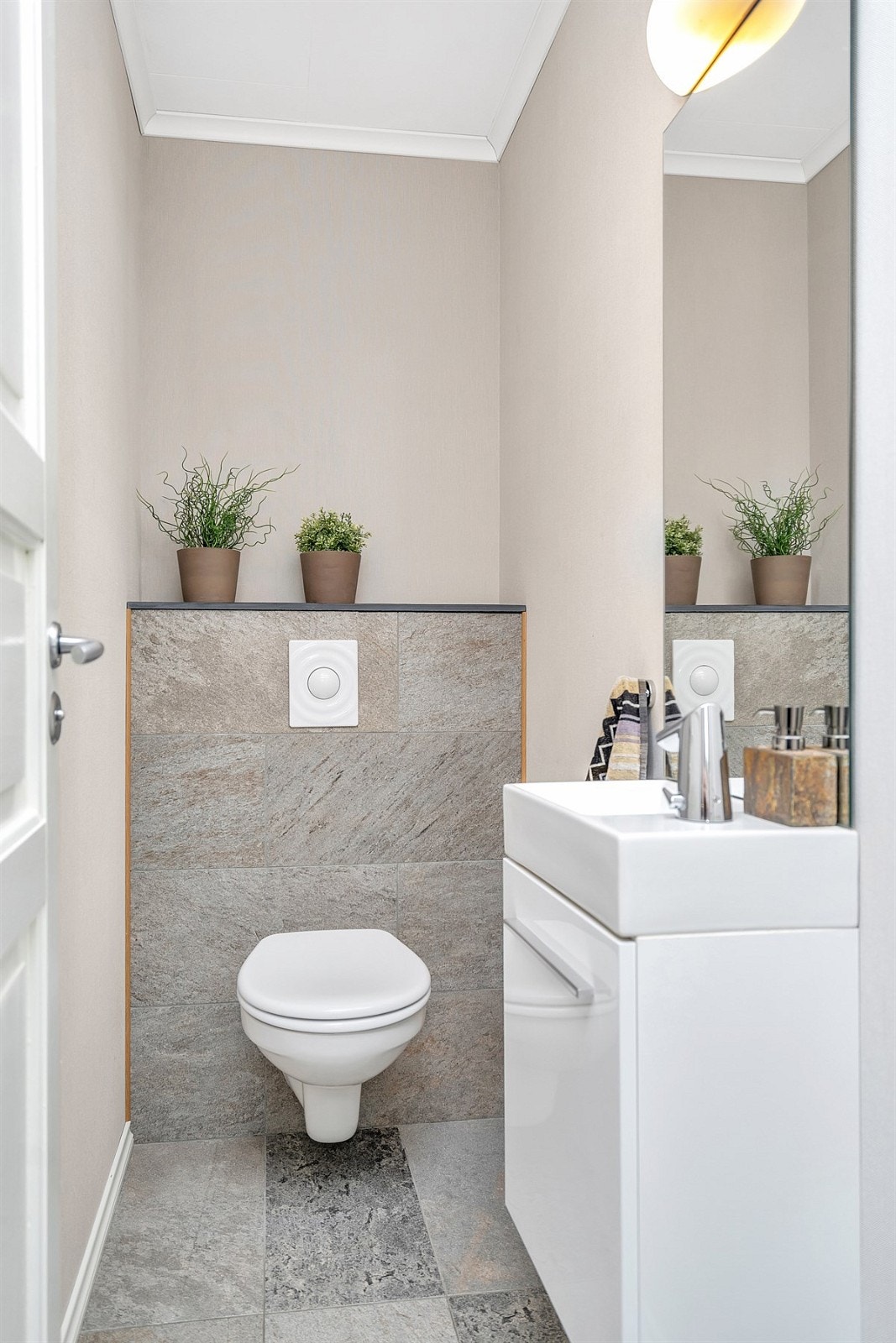 Pent og nyere oppusset toalettrom Galleribilde