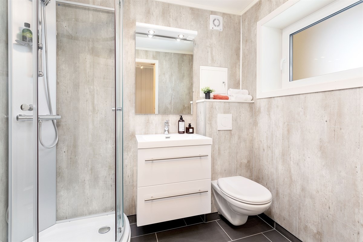 Delikat bad med dusjkabinett... Galleribilde