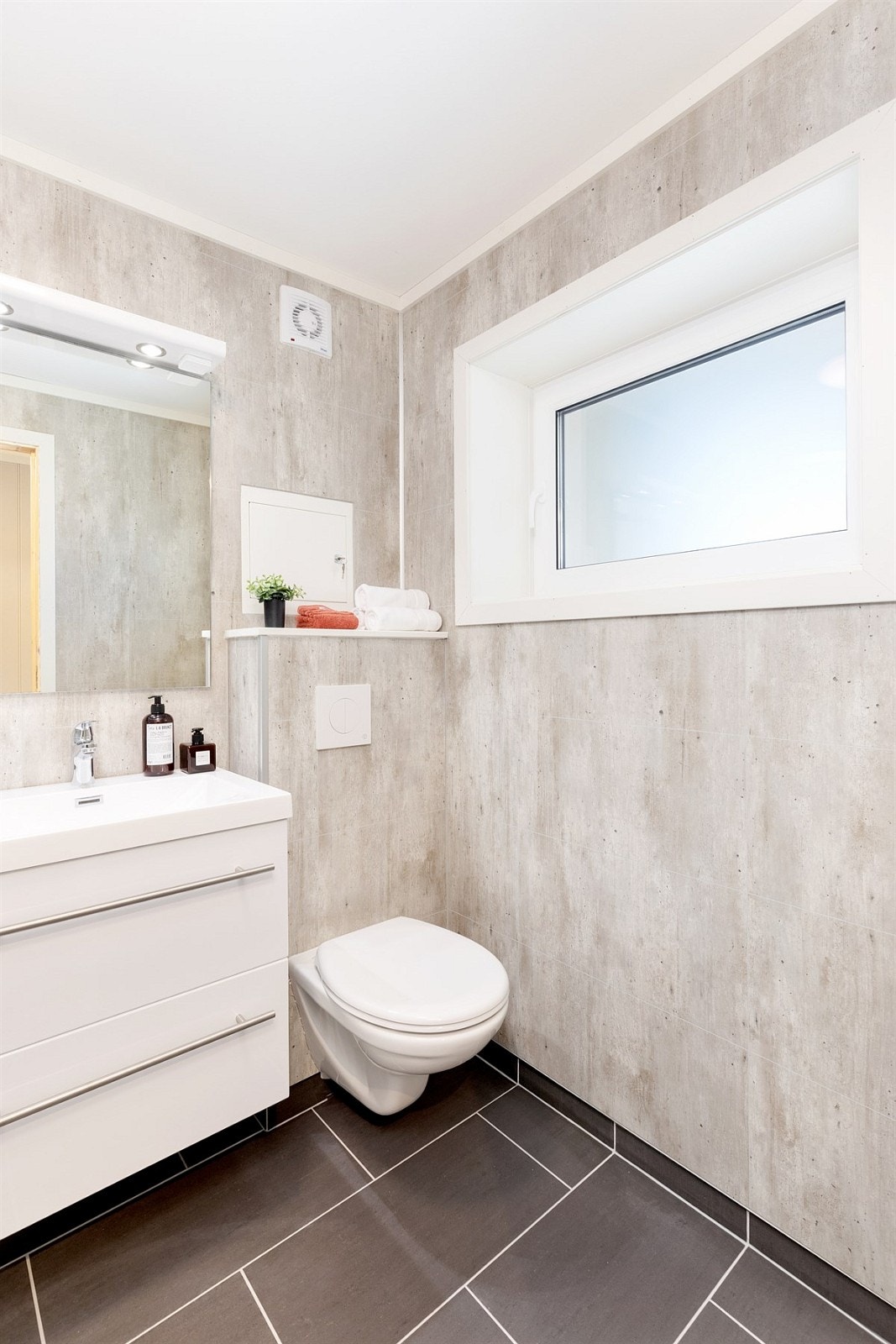 ...vegghengt toalett... Galleribilde