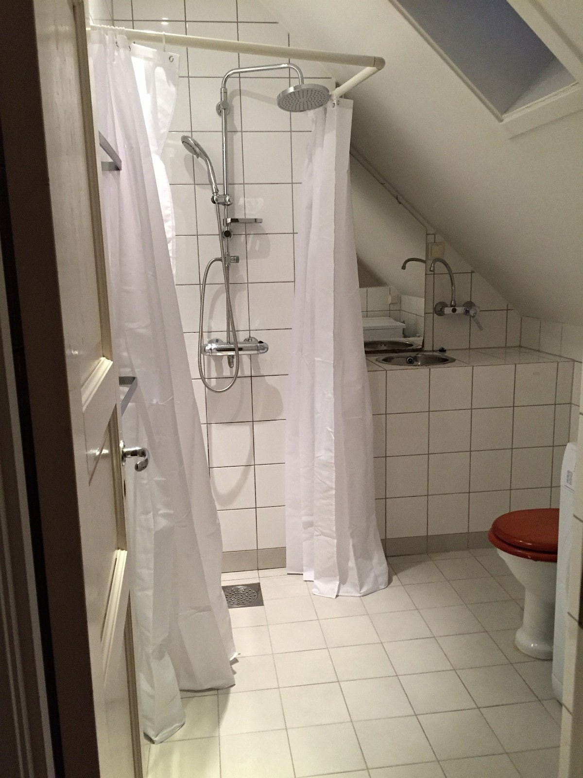 Bad i 2.etasje, med dusjhjørne og vaskemaskin Galleribilde