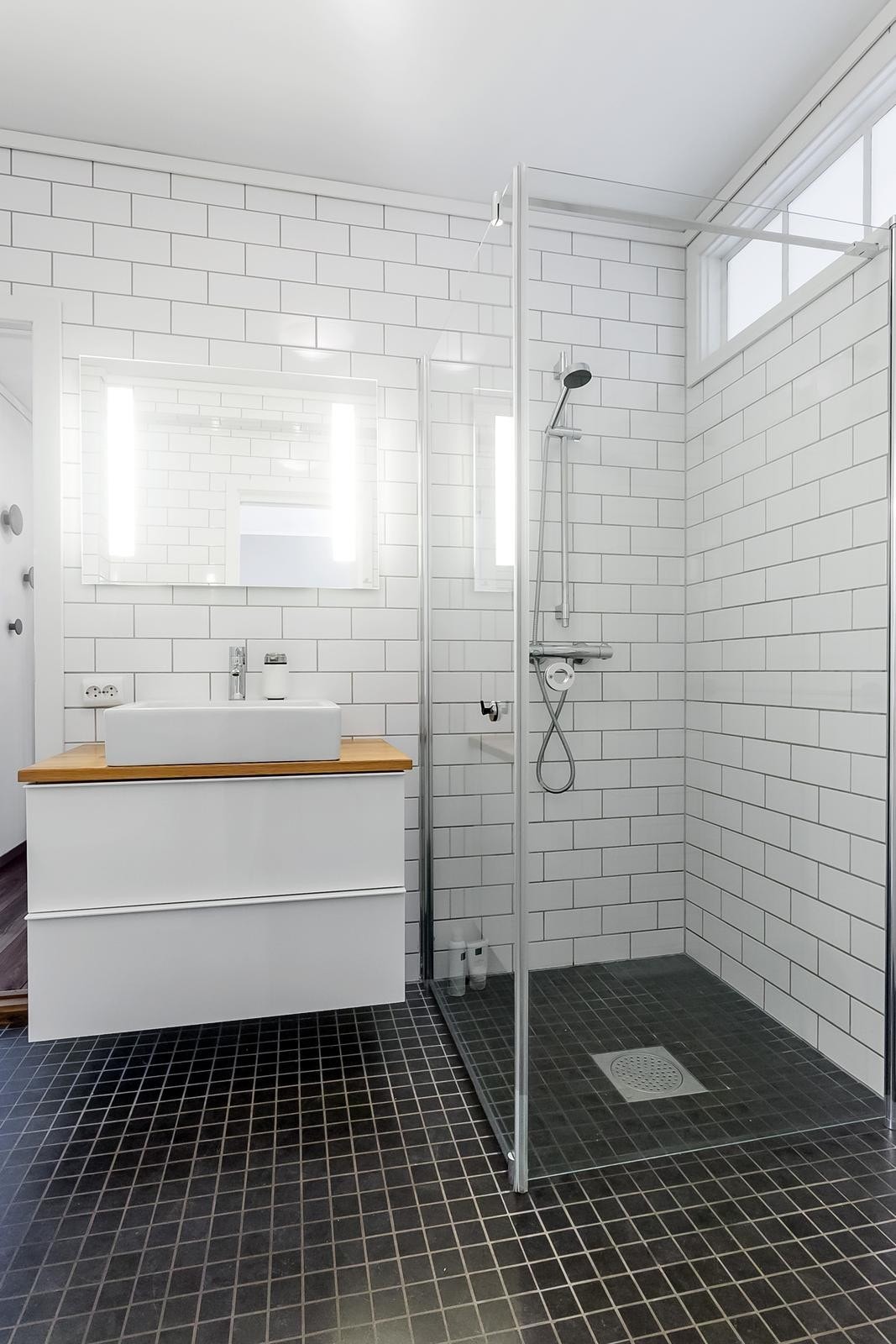Fra det flisbelagte dusjbadet Galleribilde
