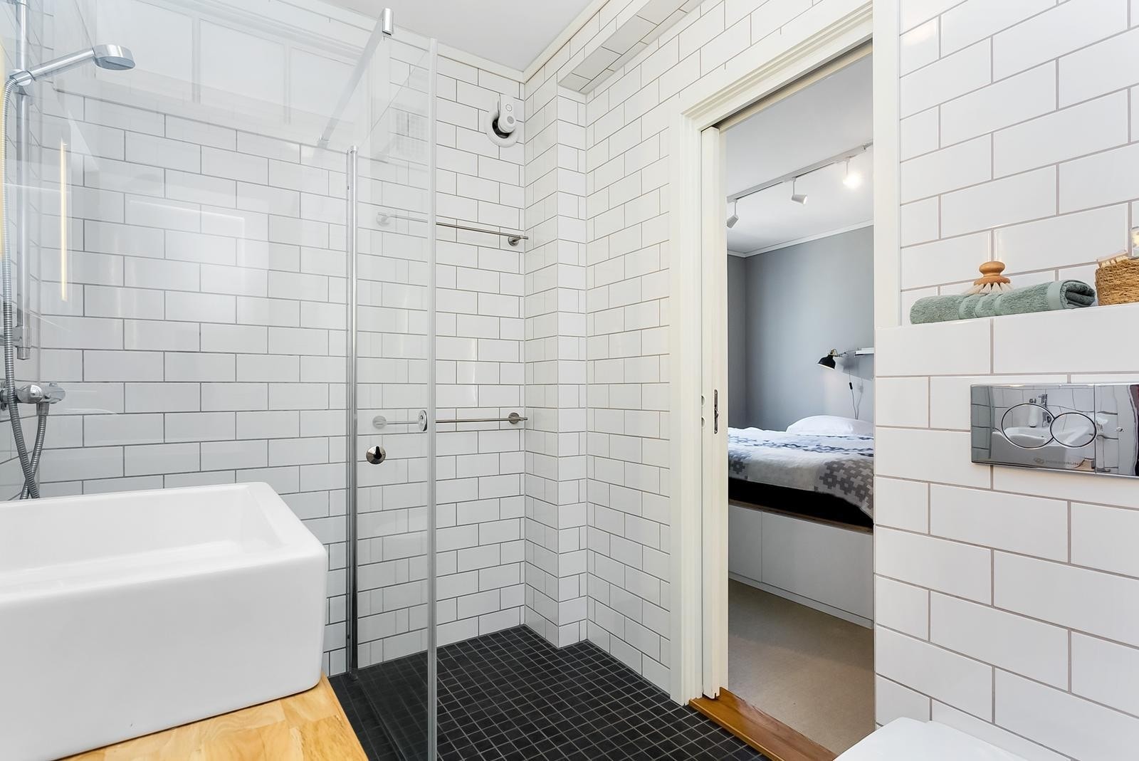 Fra badet er det egen inngang til soverommet Galleribilde