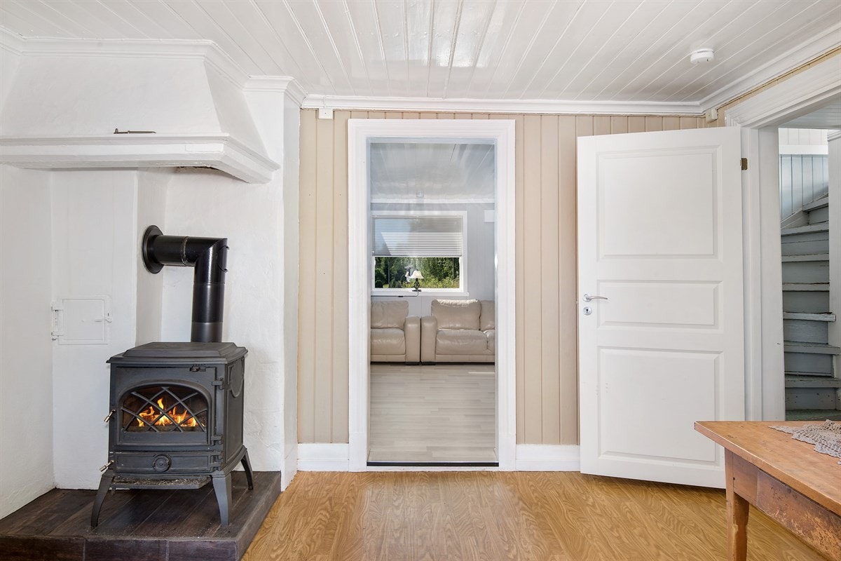 Koselig peisovn i hjørnet på kjøkkenet. Galleribilde