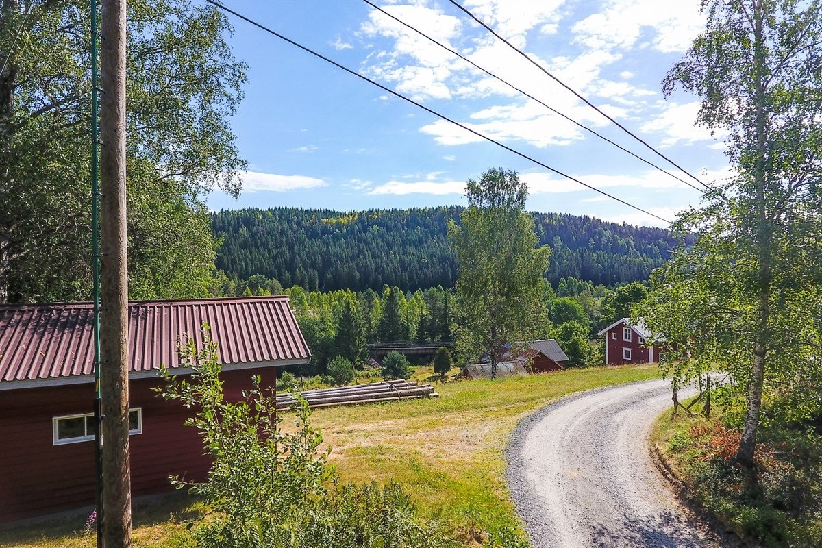 Garasjen ligger litt lengre opp på tomten. Galleribilde
