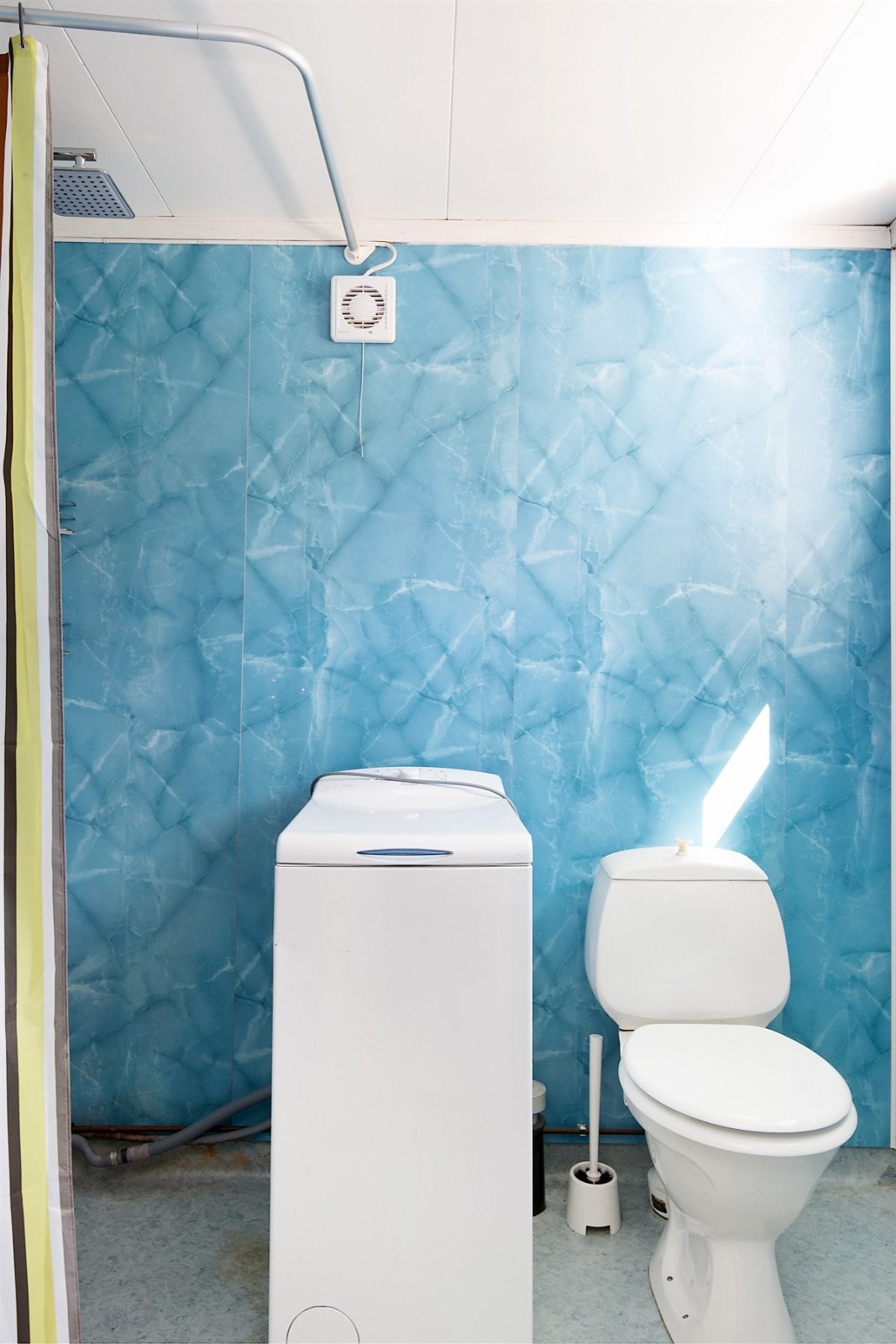 Bad har respatexplater og belegg på gulv. Galleribilde