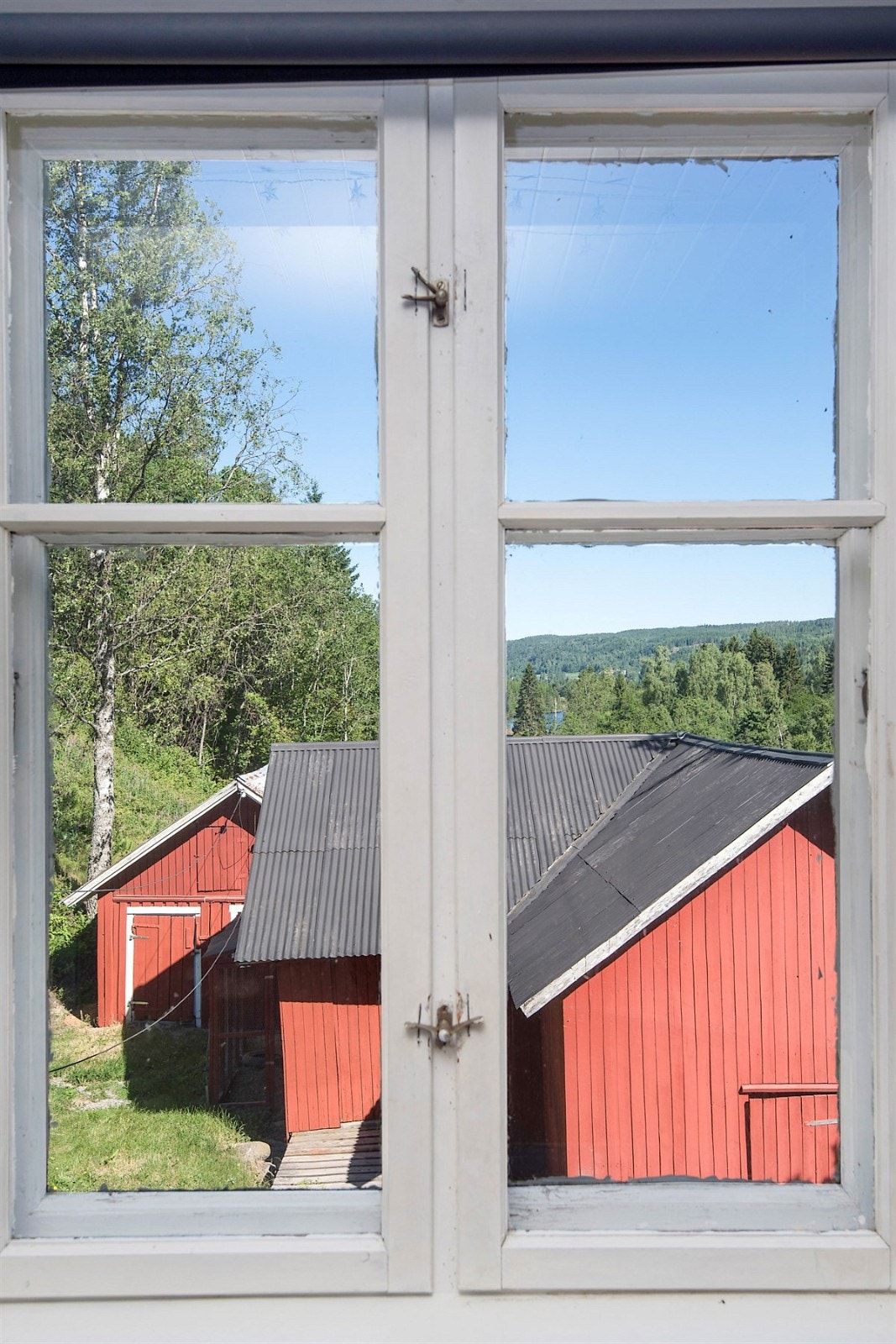 Utsikt mot låve fra et av soverommene. Galleribilde