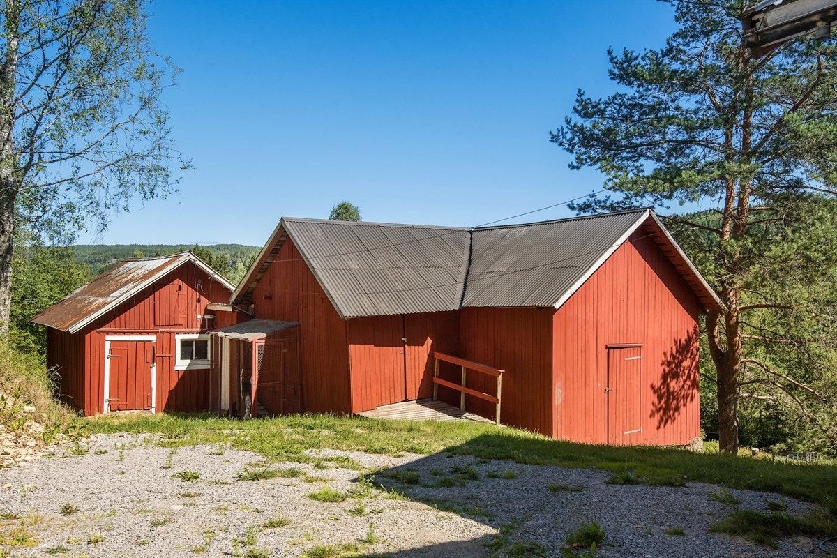 Låve / gammelt fjøs med gode muligheter for oppbevaring. Galleribilde