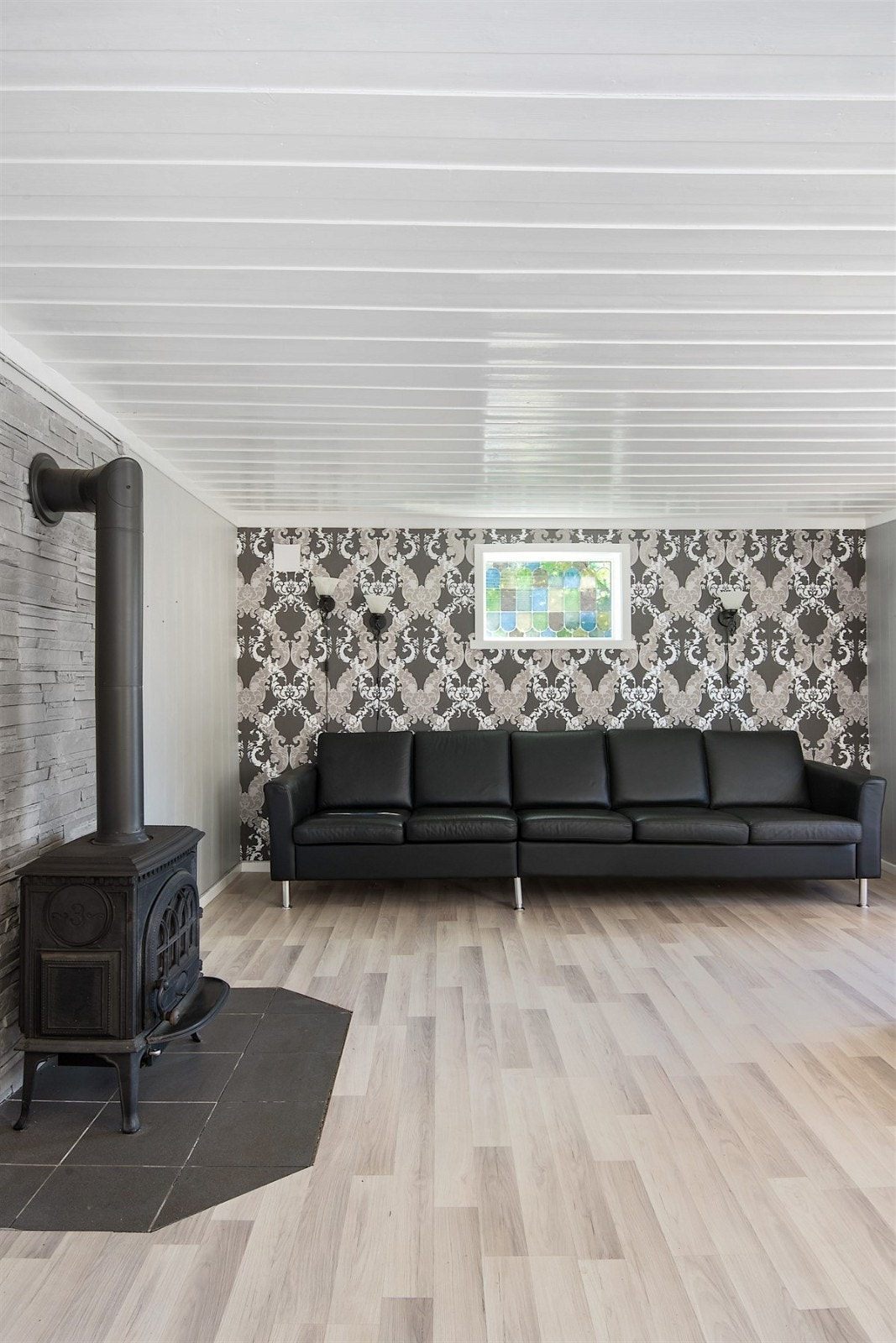 Stuen har nyere gulv og tapesert endevegg. Galleribilde