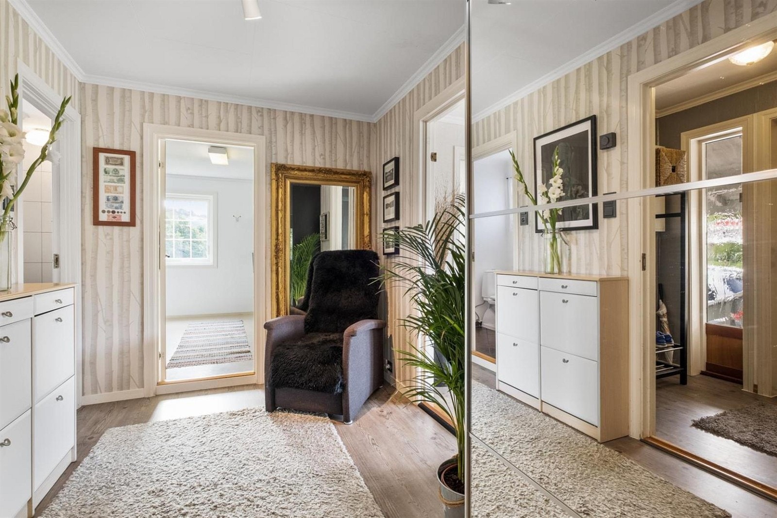 Velkommen inn! Vindfang fører inn til romslig gang med pen tapet på veggene og gulv fra 2013. Galleribilde