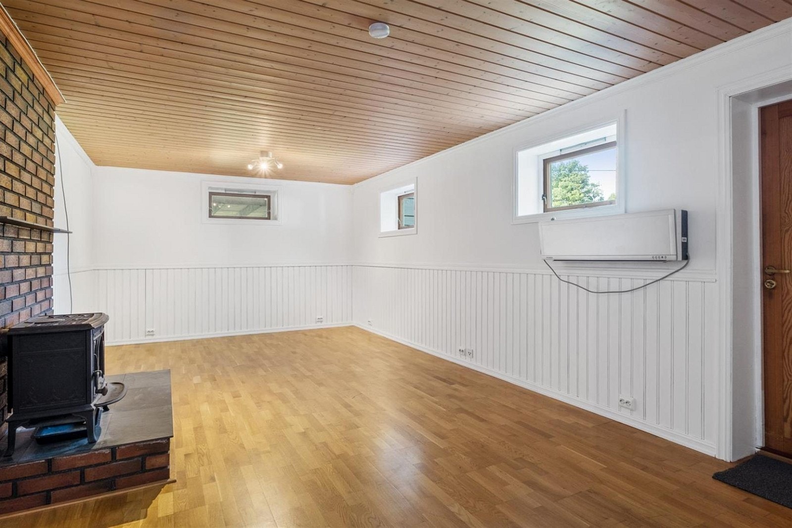 Kjellerstue i underetasje med utgang til terrasse/hage. Planløsning med egen inngang til etasjen gir mulighet til utleie. Galleribilde