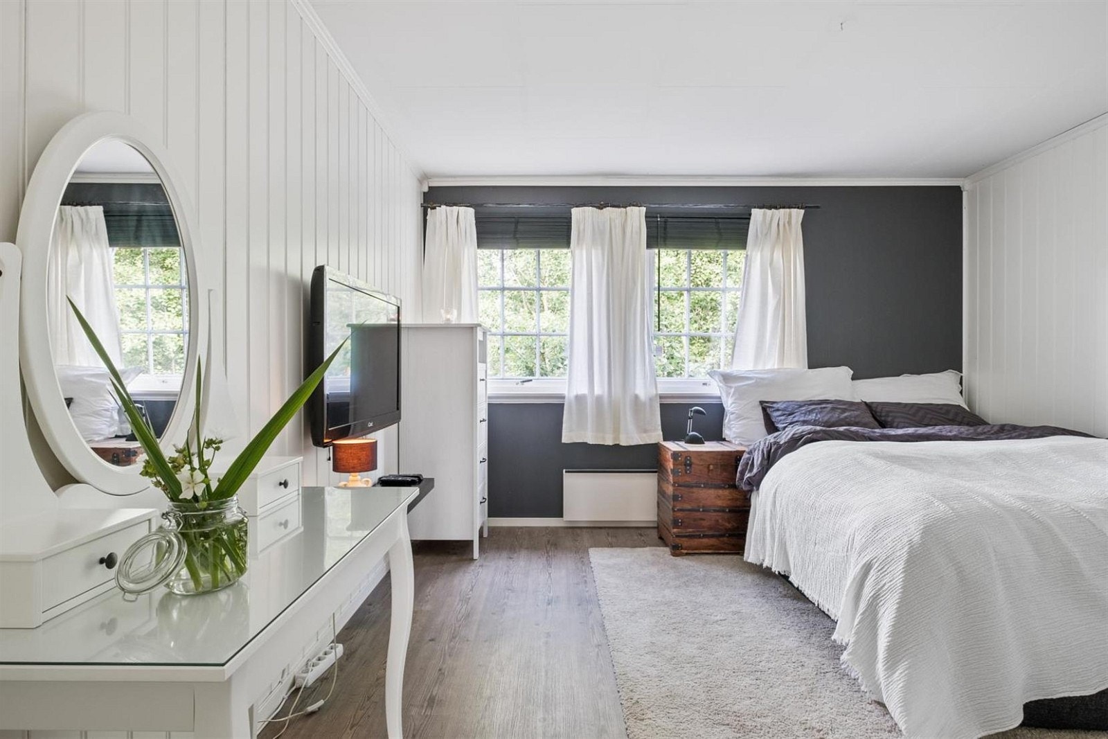 Boligen har hele seks soverom, hvorav fem i hoveddelen og et i underetasjen med utleiepotensial.
(soverom 1.etg.) Galleribilde