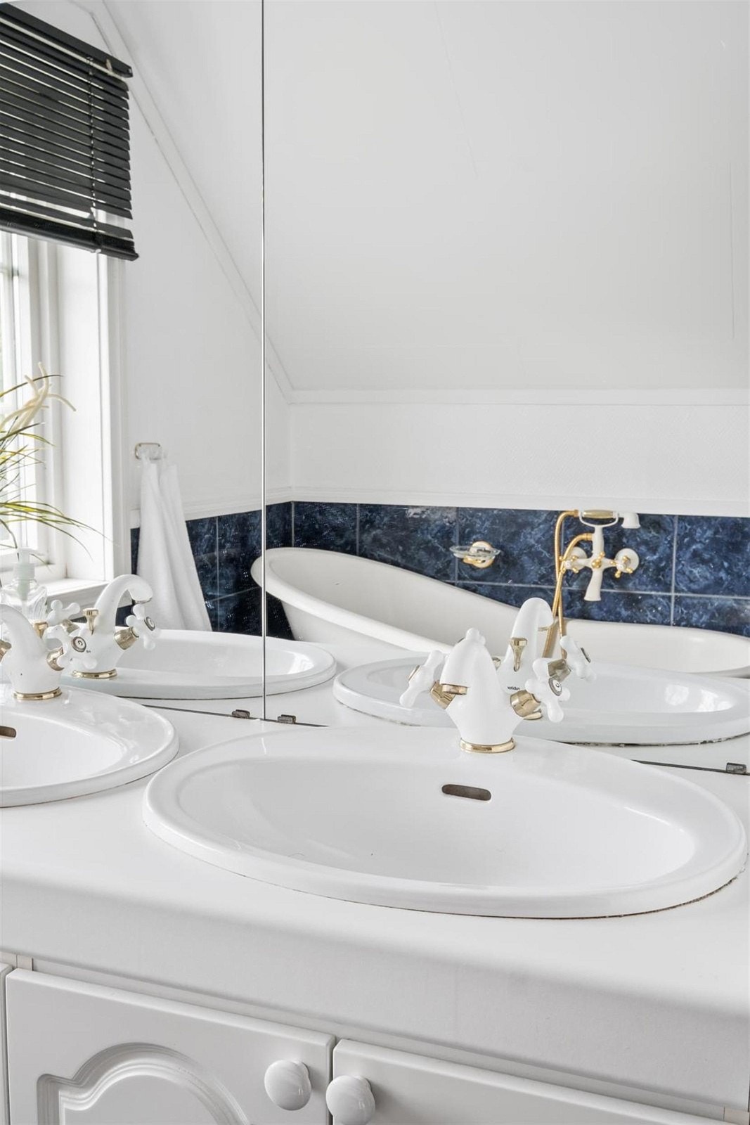 Baderomsinnreningen består av to servanter nedfelt i hvit plate, hvite servantskap og speil med overlys. Galleribilde