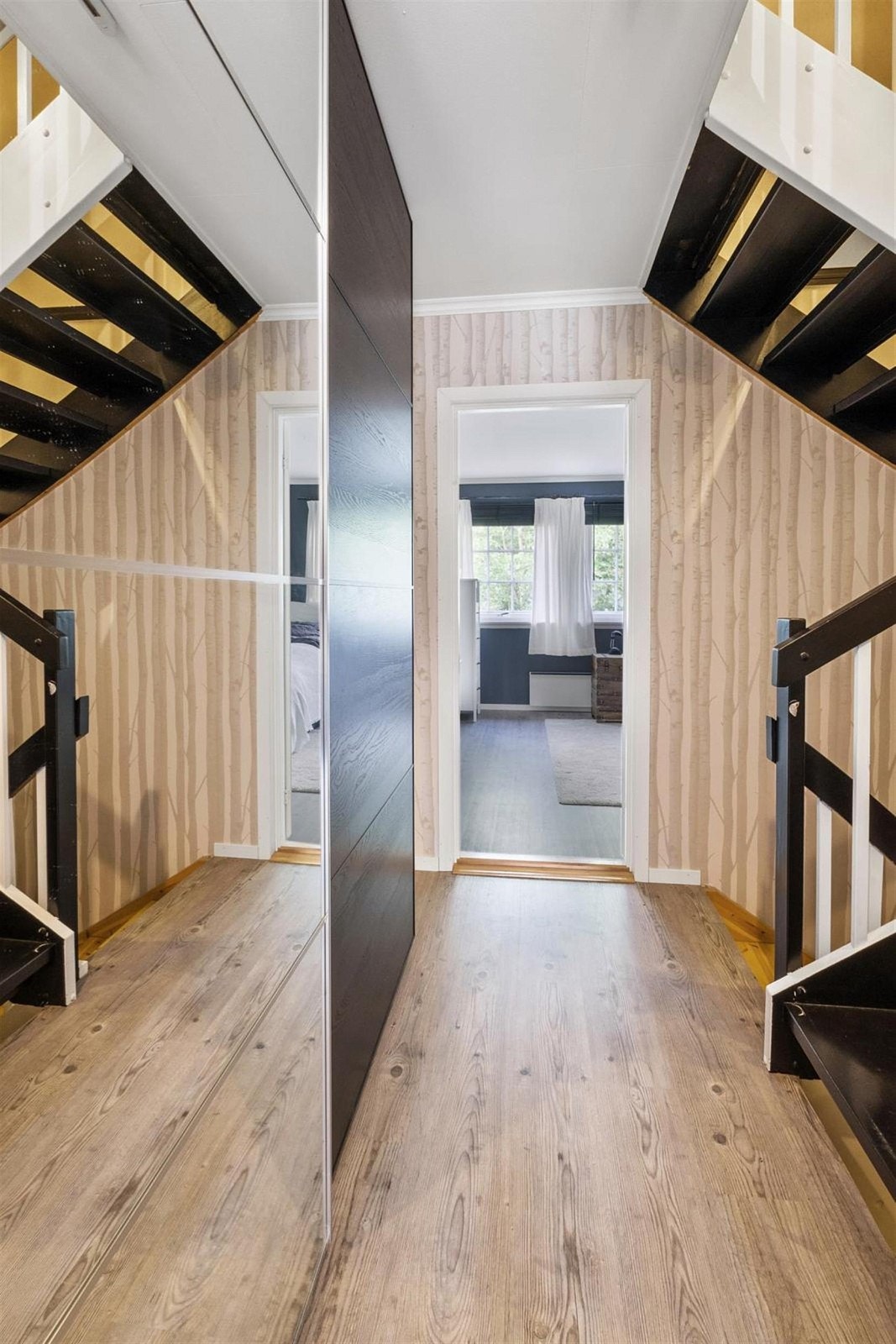 En skyvedørsgarderobe i gangen gir god plass for yttertøy. Galleribilde