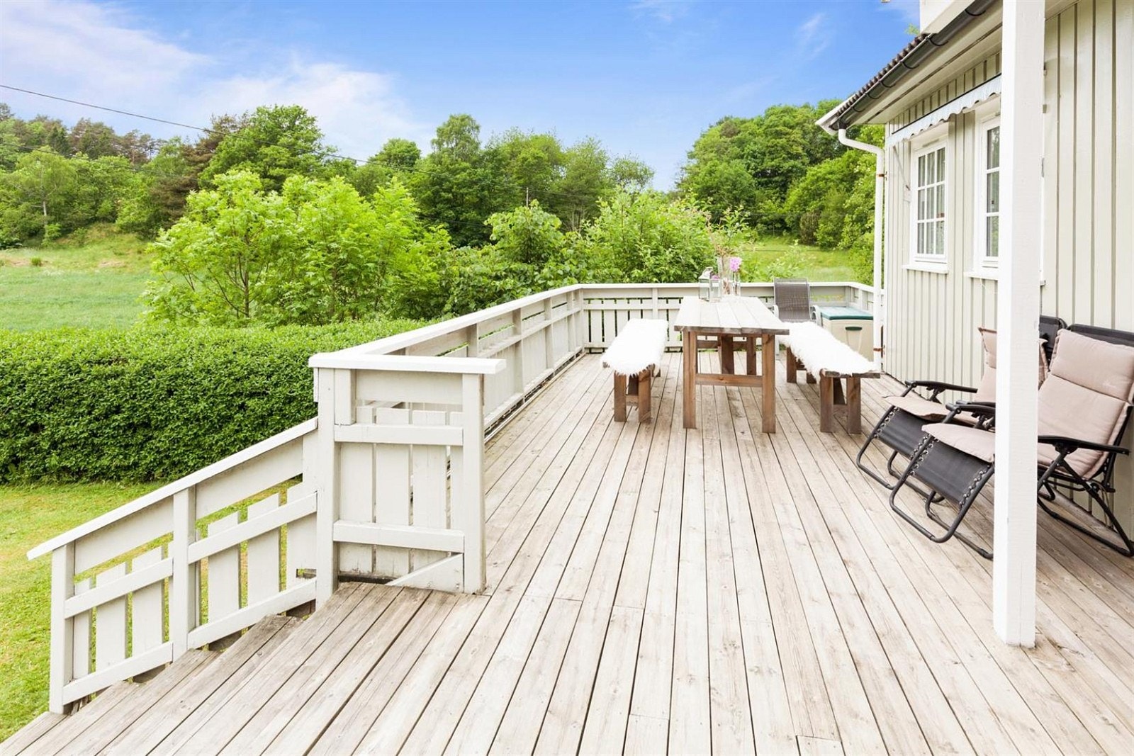 Uteplassen har rom for både utesofa og spisegruppe. Galleribilde