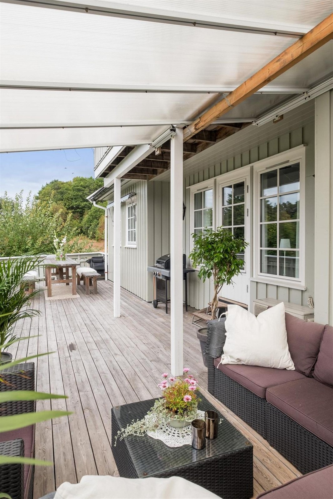 På hagesiden er det bygd en stor terrasse med noe overbygg og trapp ned til hagen. Galleribilde