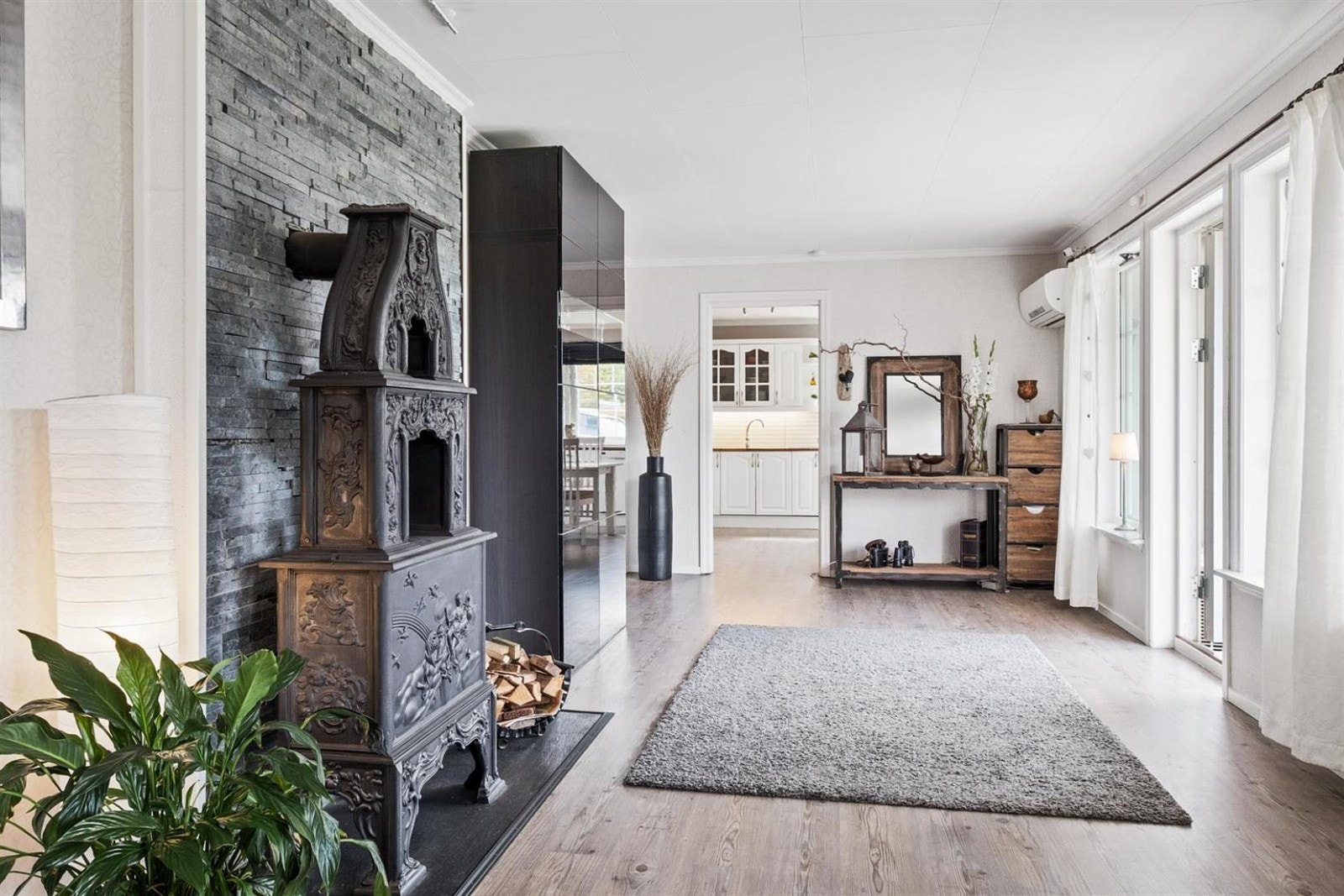 En stilig etasjeovn gir rommet både varme og dekor. Galleribilde