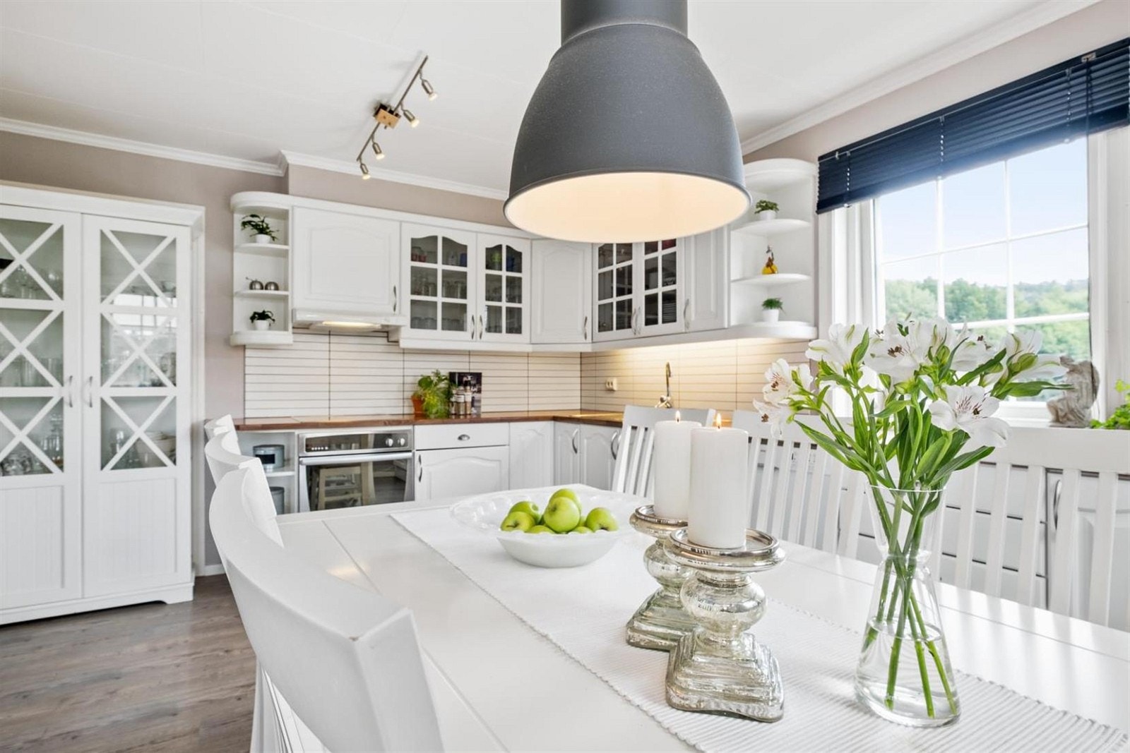 Kjøkkenet er koselig med god plass til spisebord. Galleribilde