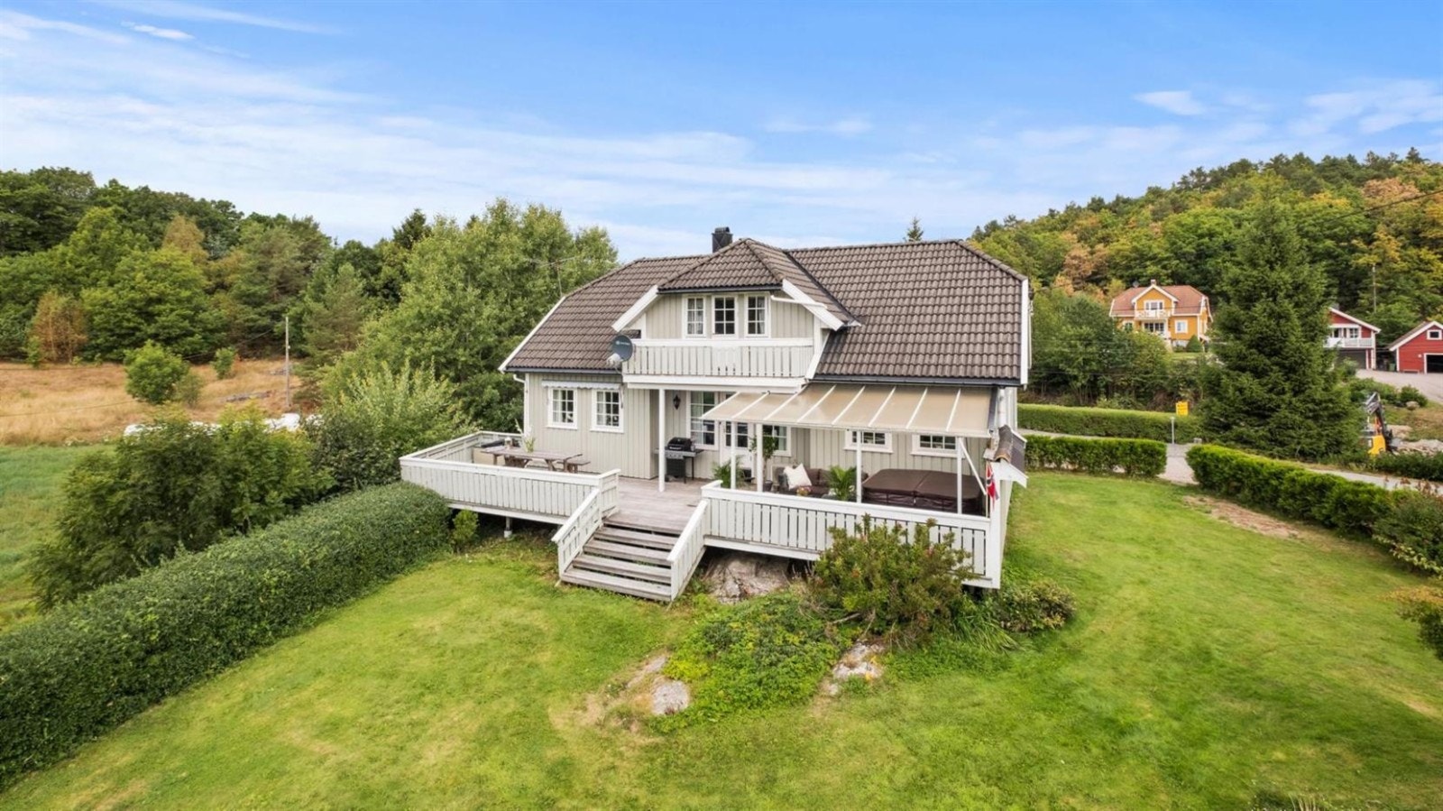 Uteområdet framstår som stille, fredelig og vakkert. Her bor du sentralt, men med landling følelse.
Velkommen til visning! Galleribilde