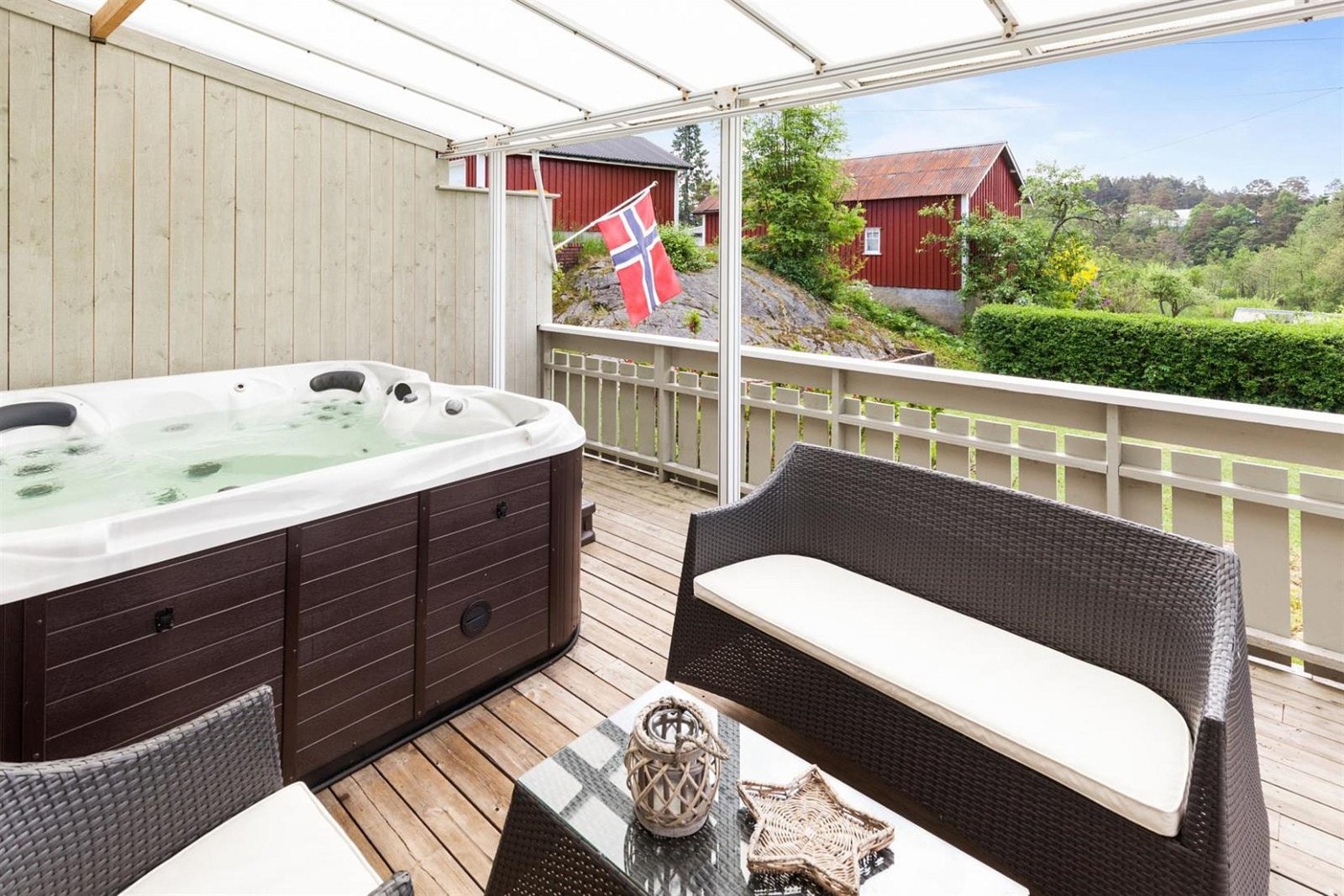 Under overbygget er det plassert et herlig jacuzzi fra 2014. Galleribilde