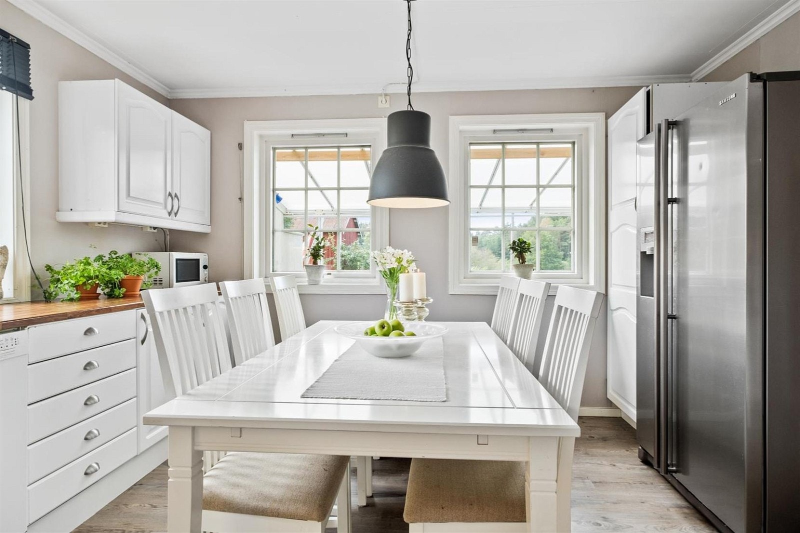 Kjøkkenet har integrert stekeovn, keramisk platetopp, ventilator, opplegg for oppvaskmaskin og plass for side-by-side kjøleskap. Galleribilde