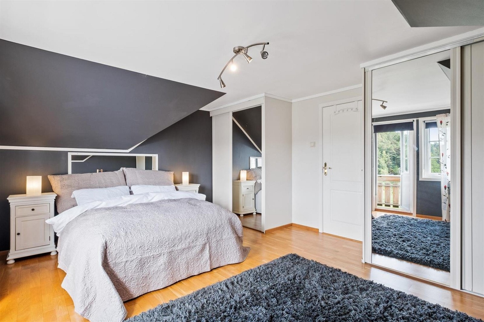 Hovedsoverom er romslig med god skapplass og utgang til balkong.
(soverom 2.etg.) Galleribilde