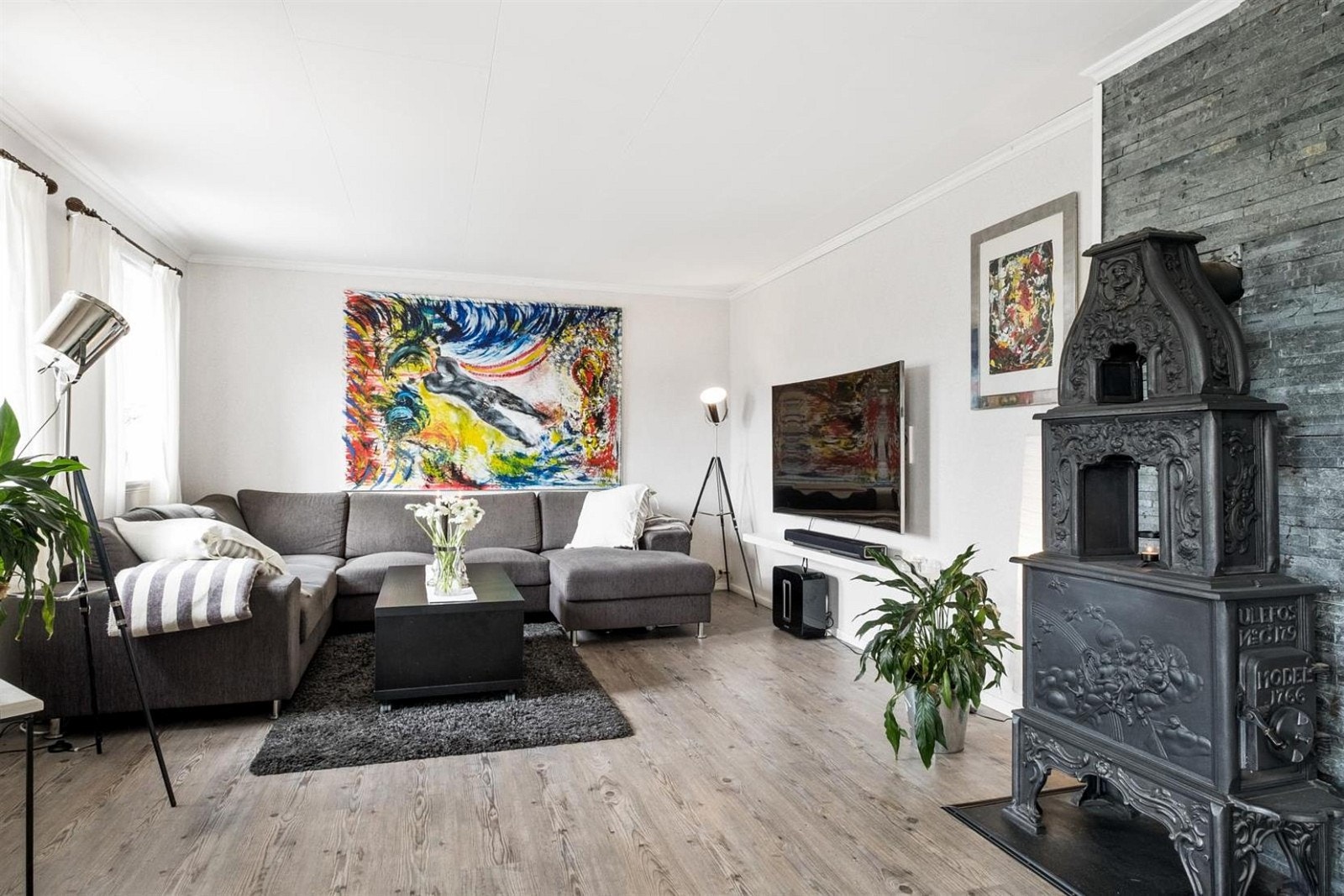 Stuen har god størrelse med lyse vegger og gode vindusflater. Galleribilde